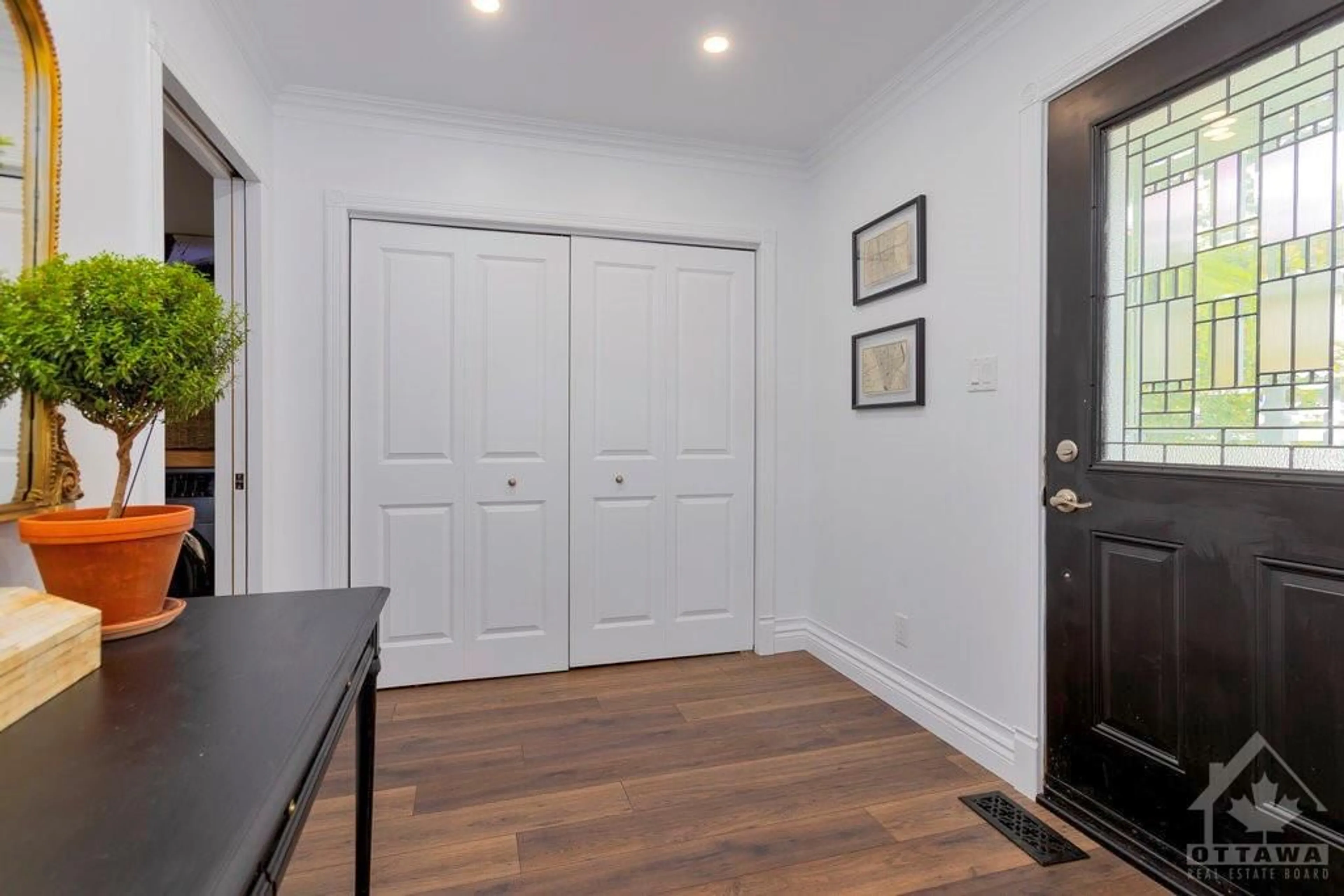 Indoor entryway, wood floors for 552 MUTUAL St, Ottawa Ontario K1K 1C6