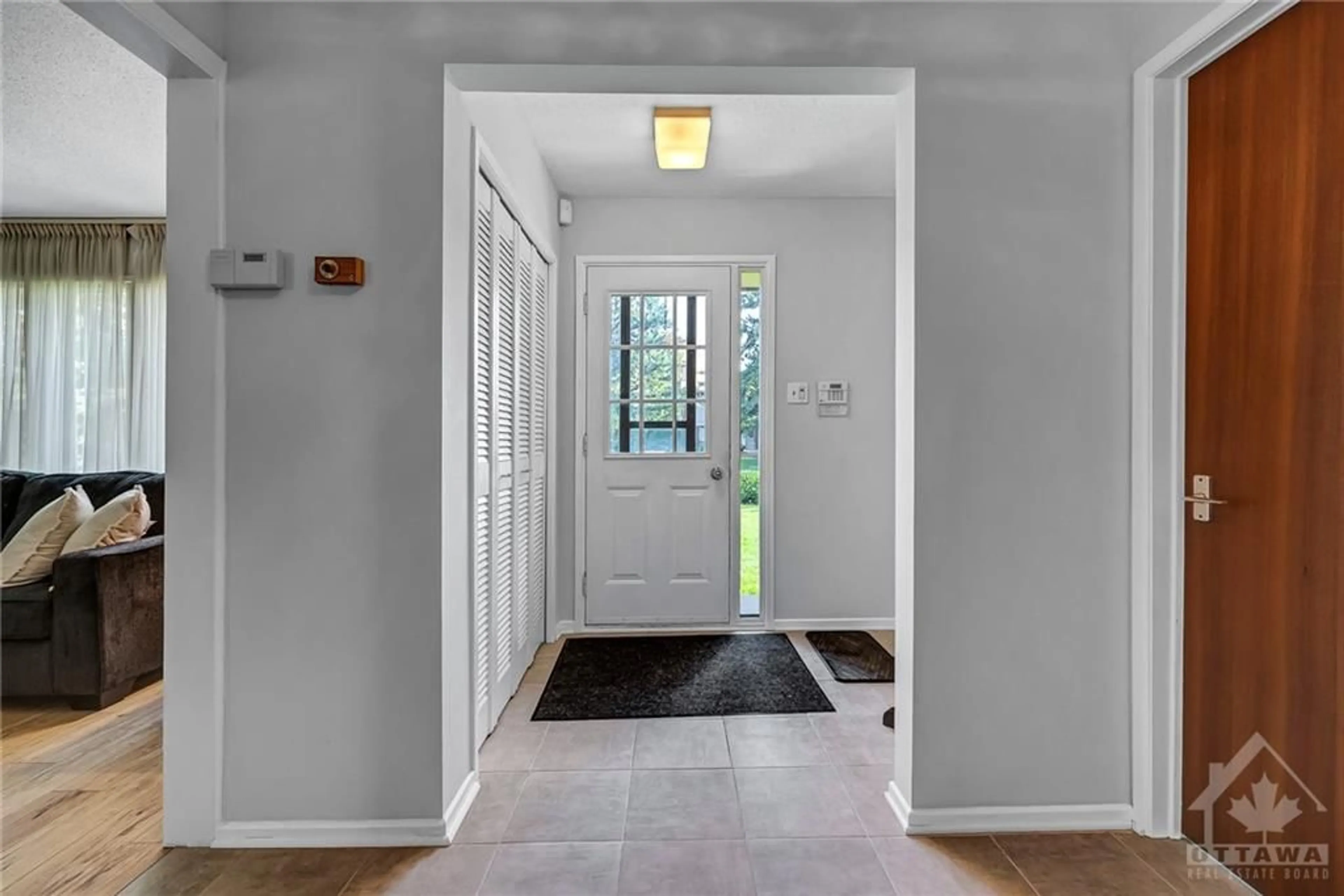 Indoor entryway, wood floors for 15 RUTHERFORD Cres, Ottawa Ontario K2K 1N1