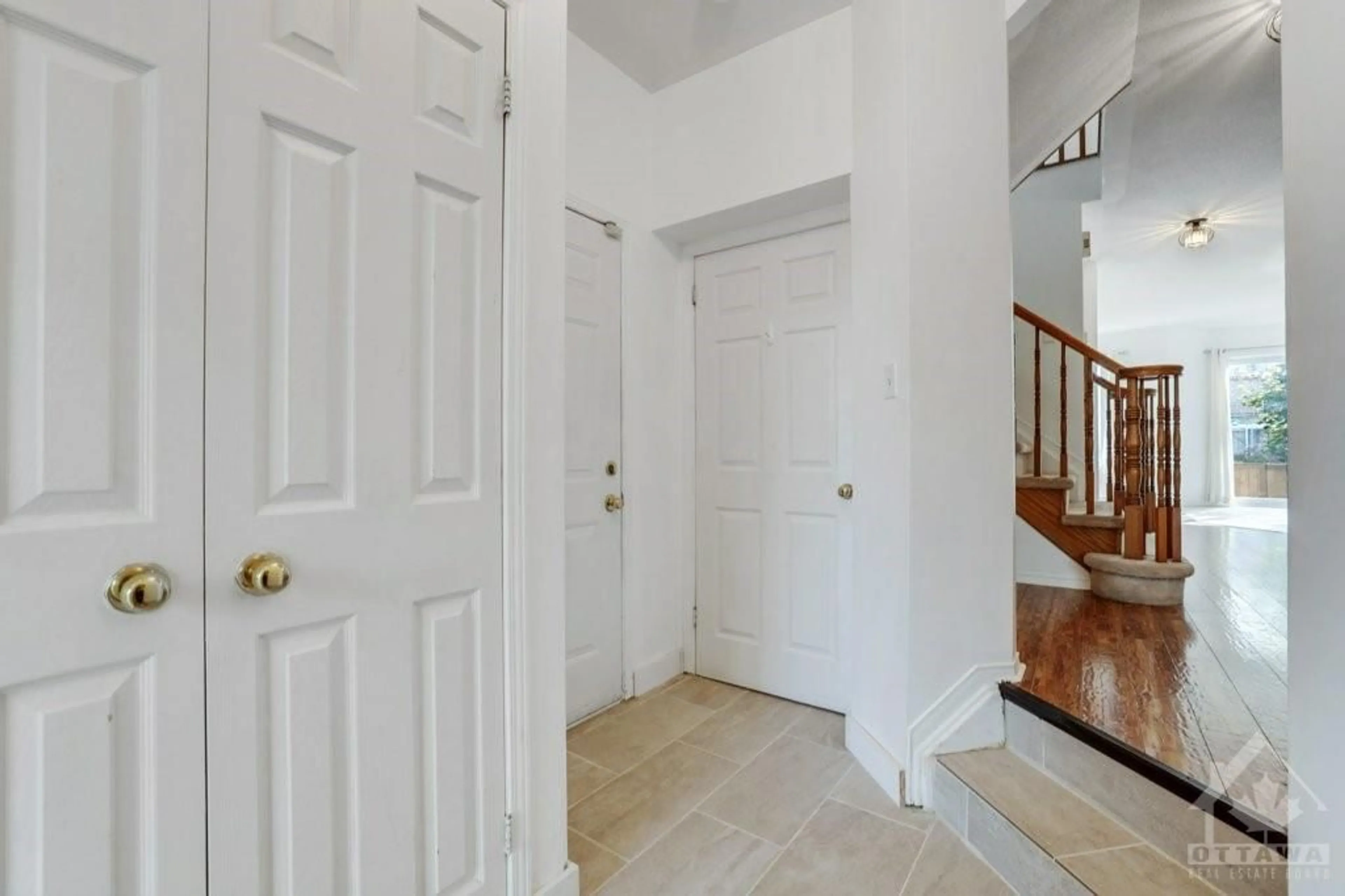 Indoor foyer, wood floors for 3364 MCCARTHY Rd, Ottawa Ontario K1V 1Z6