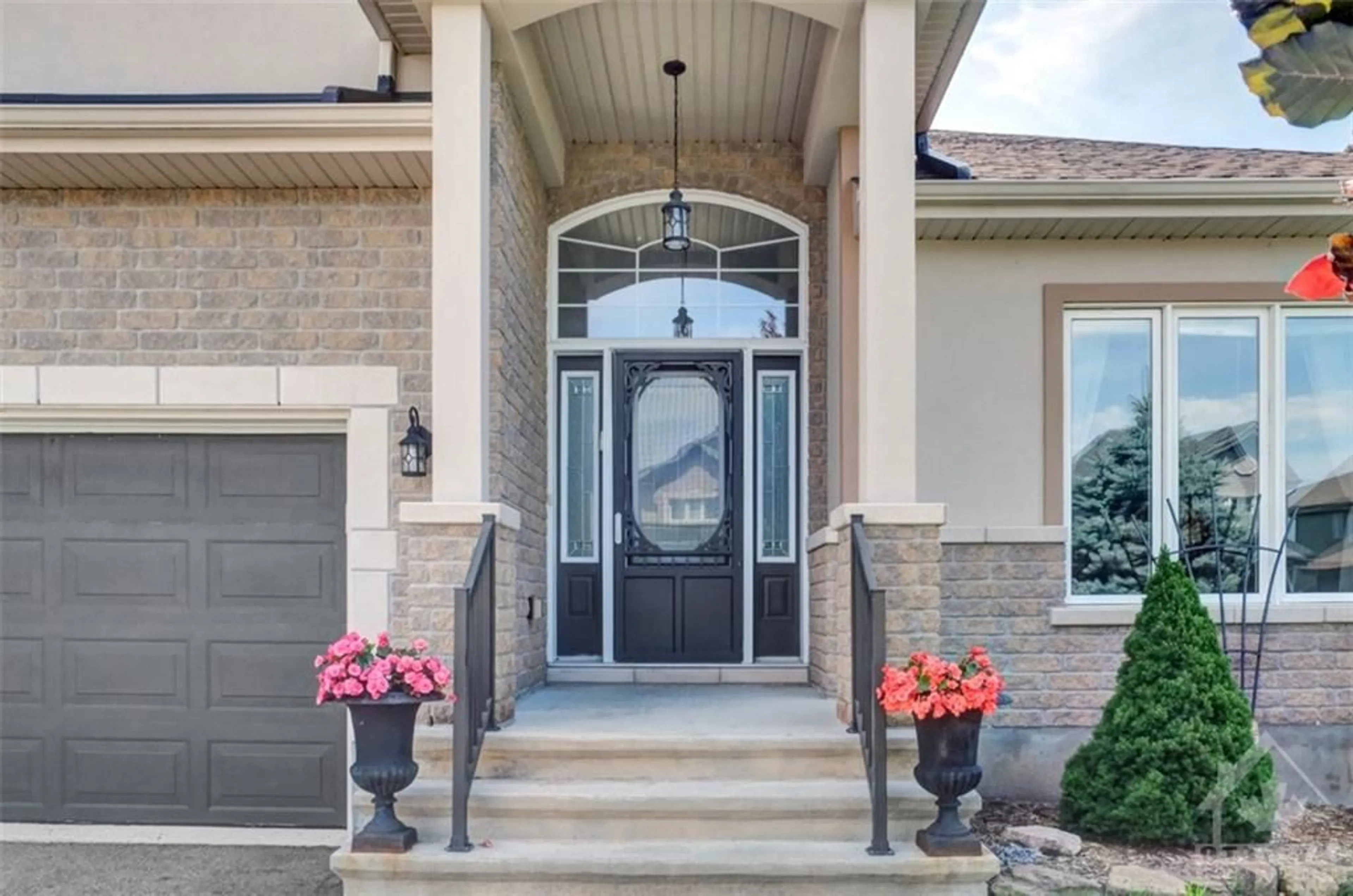 Indoor entryway, wood floors for 129 ABBEY Cres, Russell Ontario K4R 1A1