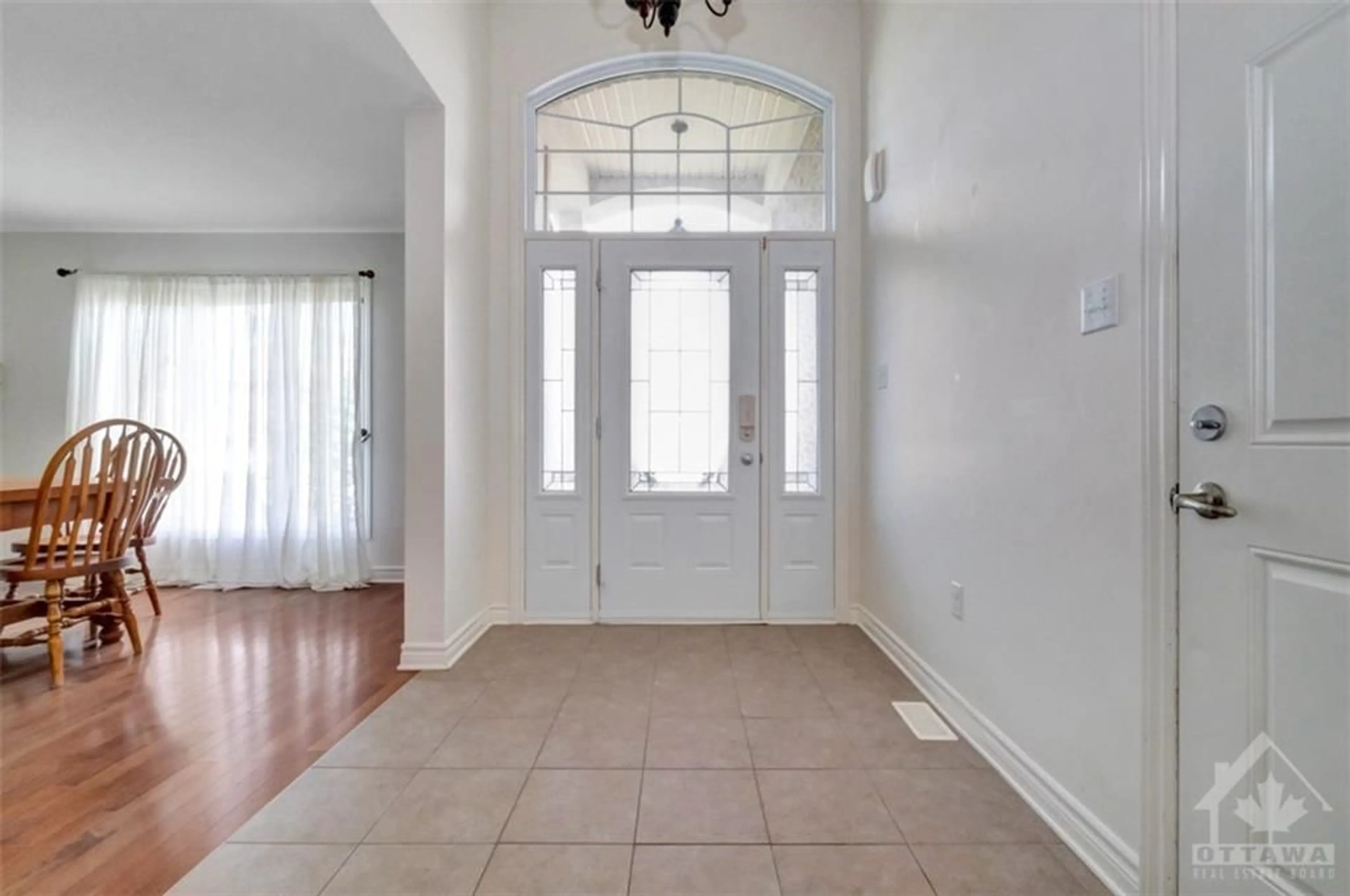 Indoor entryway, wood floors for 129 ABBEY Cres, Russell Ontario K4R 1A1