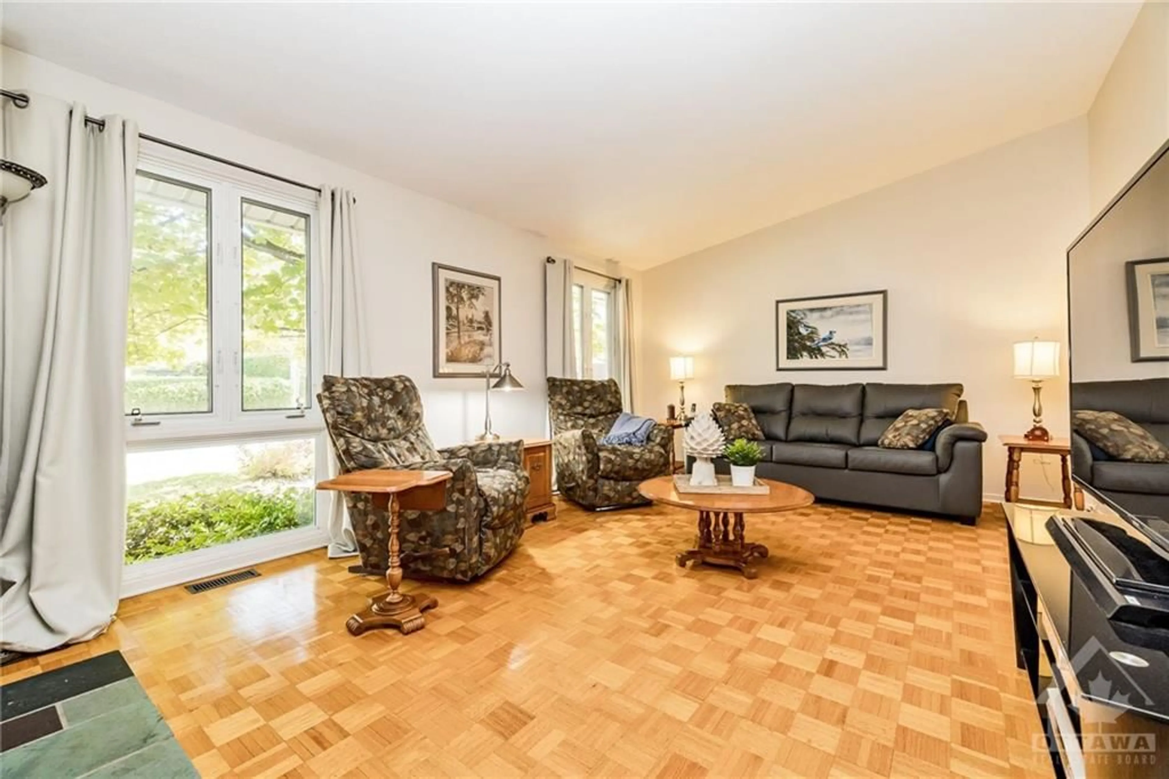 Living room, wood floors for 564 LA VERENDRYE Dr, Ottawa Ontario K1J 7X2