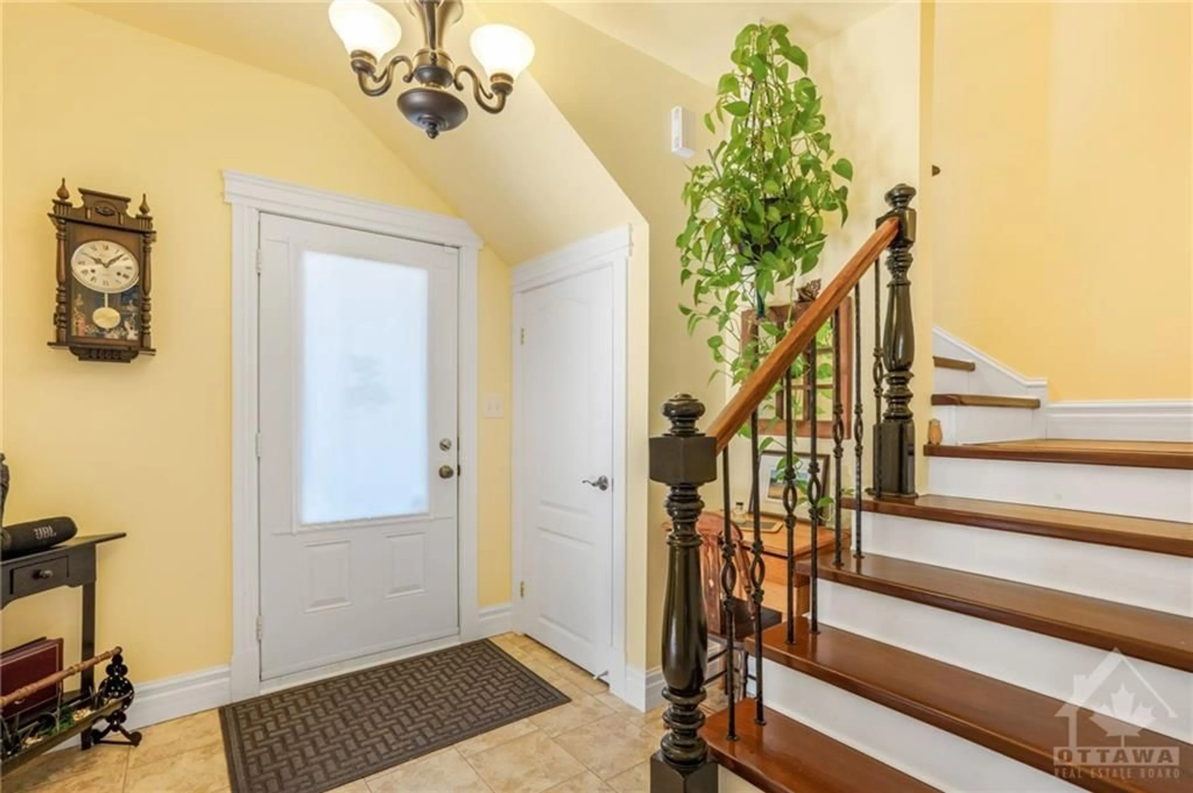 Indoor entryway, wood floors for 93 HIGH St, Vankleek Hill Ontario K0B 1R0