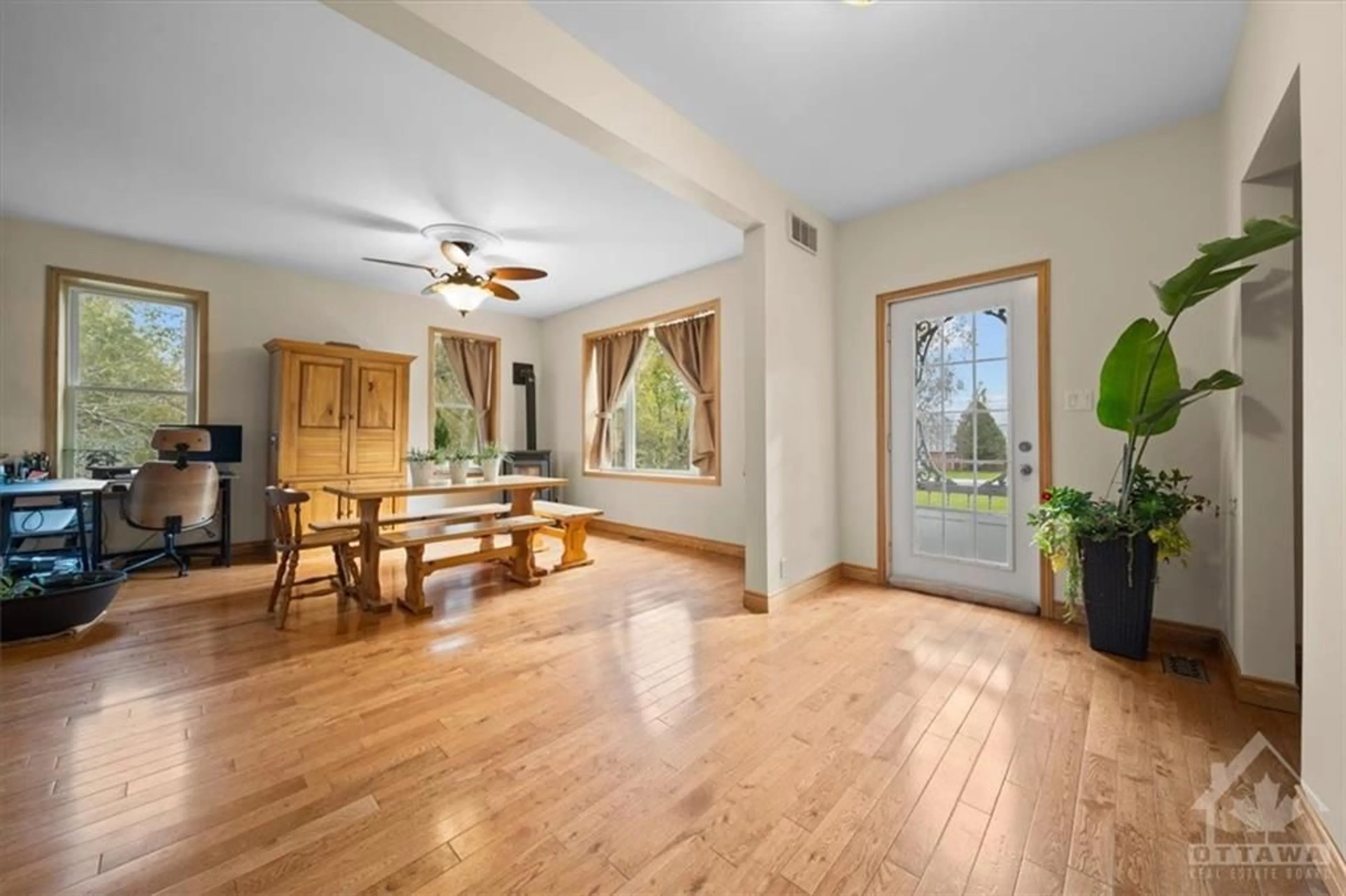 Indoor foyer, wood floors for 4035 DONNELLY Dr, Ottawa Ontario K0G 1J0