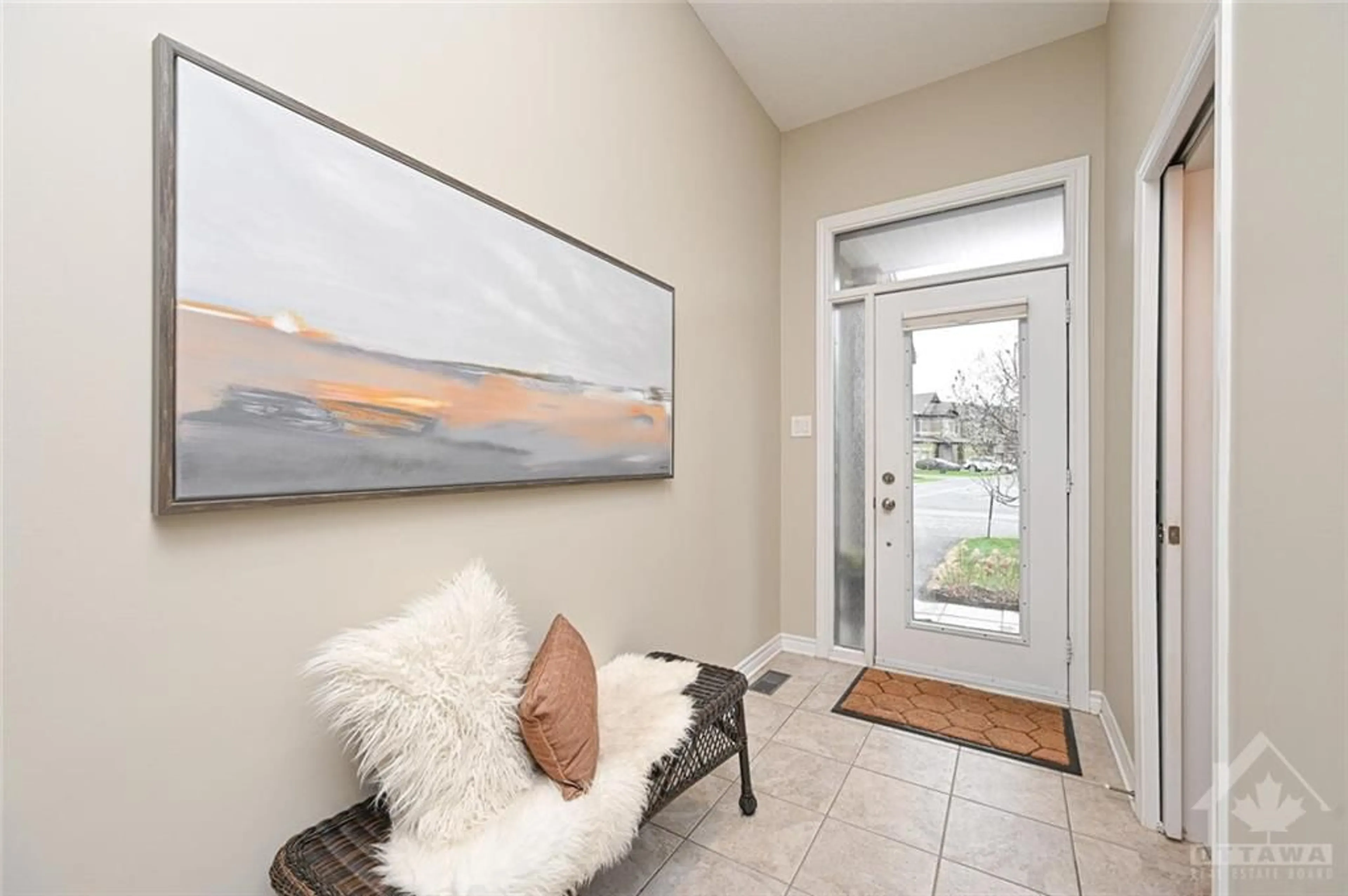 Indoor entryway, carpet floors for 351 ARDMORE St, Ottawa Ontario K4M 0E2