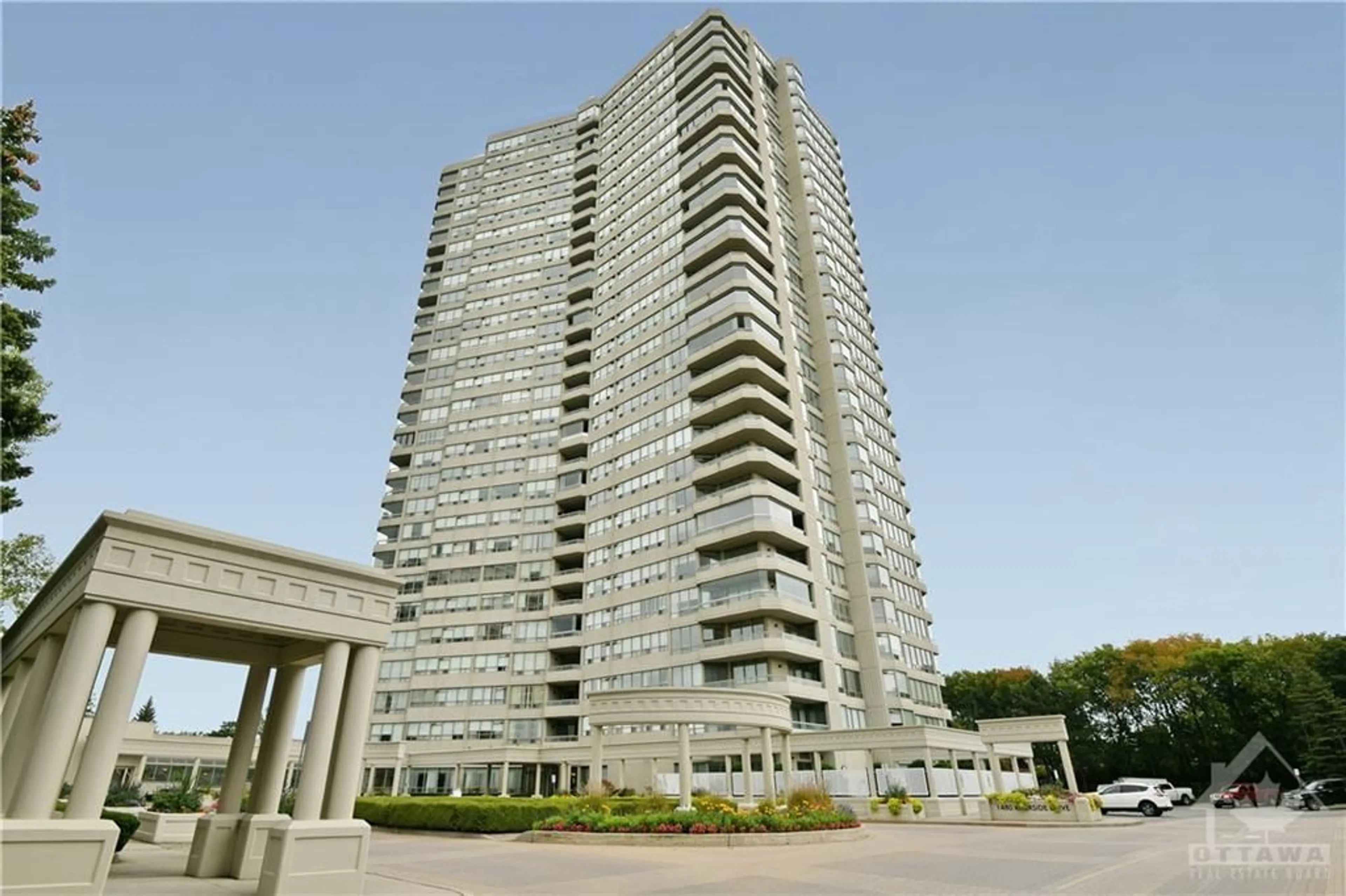 A pic from exterior of the house or condo, the front or back of building for 1480 RIVERSIDE Dr #204, Ottawa Ontario K1G 5H2