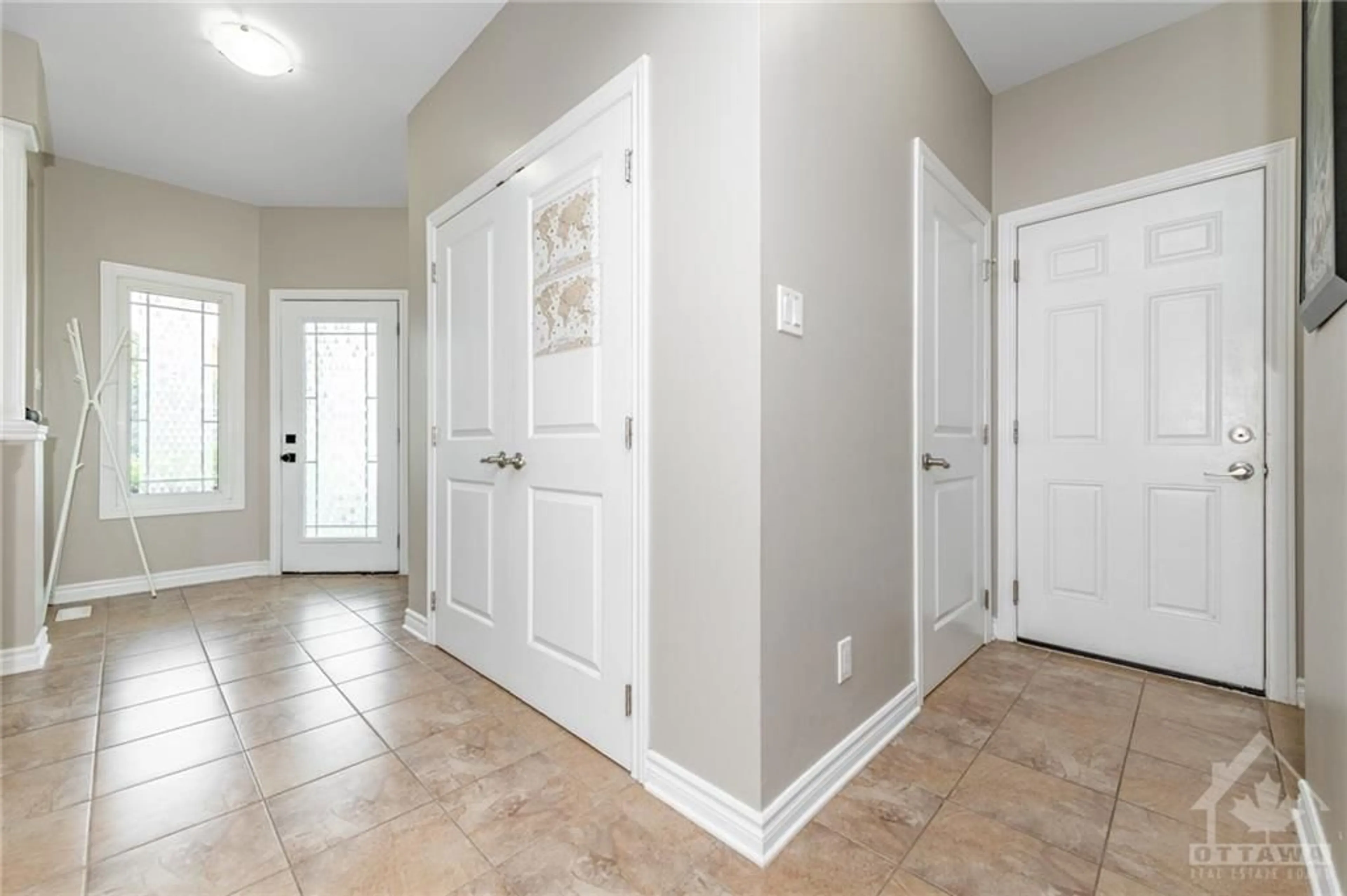 Indoor entryway, wood floors for 108 SOPHIE Lane, Merrickville Ontario K0G 1N0