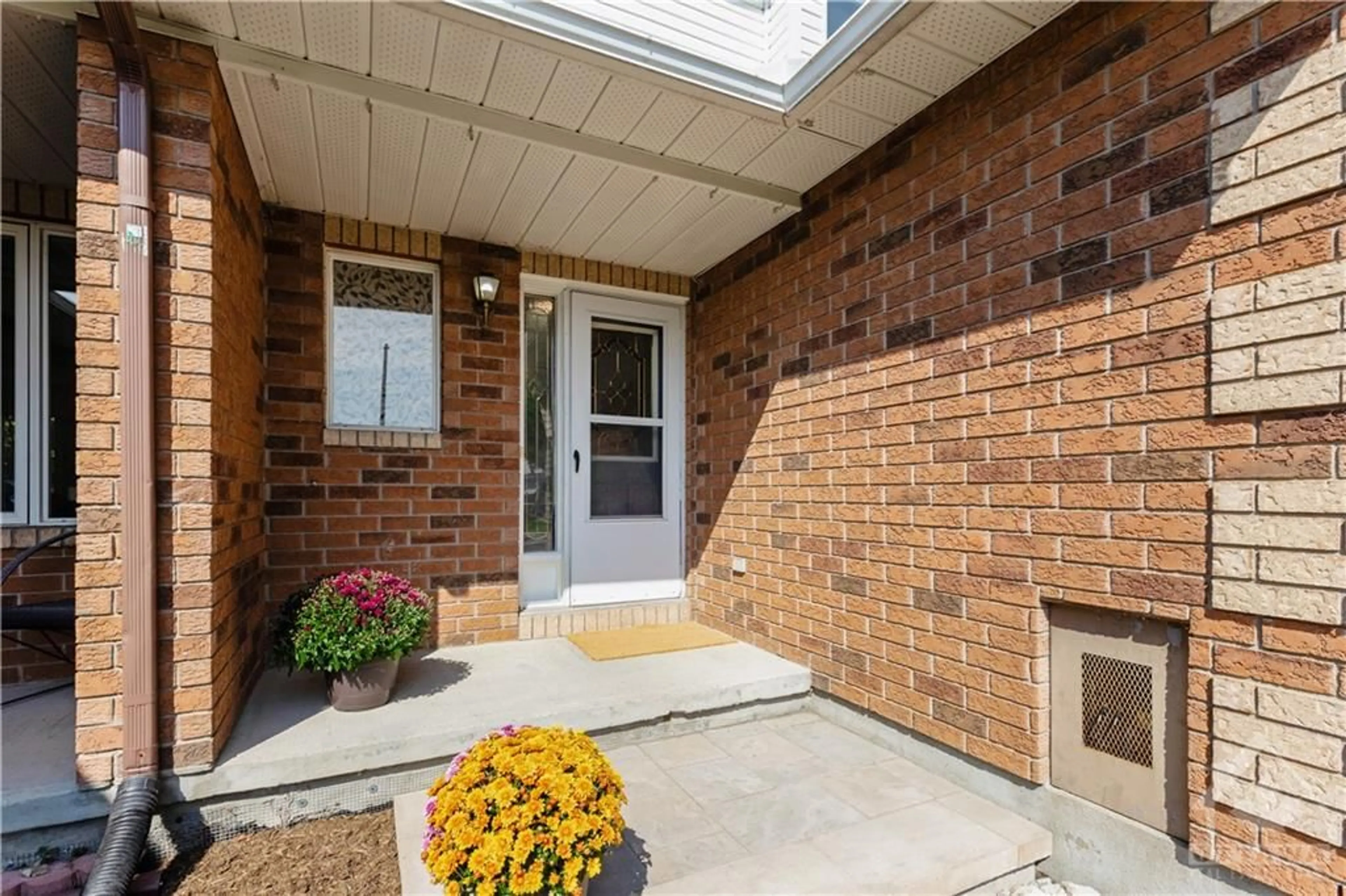 Indoor entryway, wood floors for 859 NESTING Way, Ottawa Ontario K4A 3X3