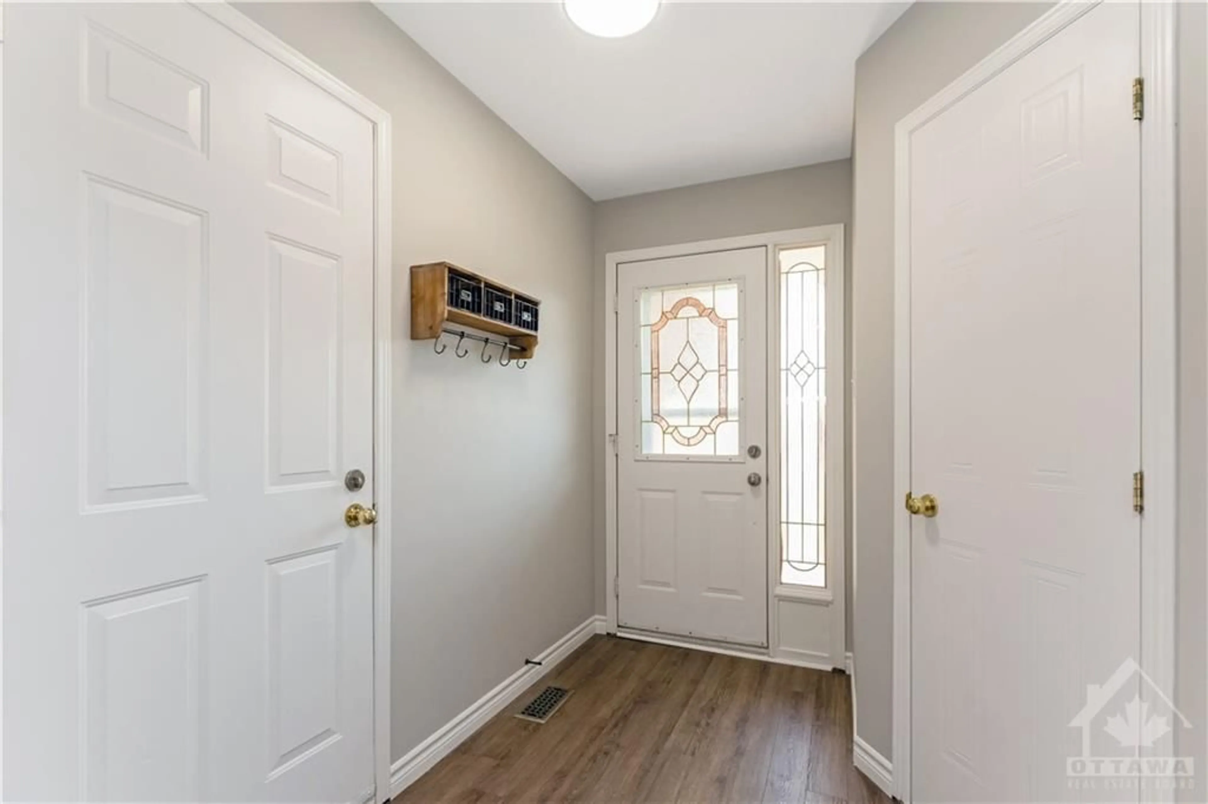 Indoor entryway, wood floors for 859 NESTING Way, Ottawa Ontario K4A 3X3