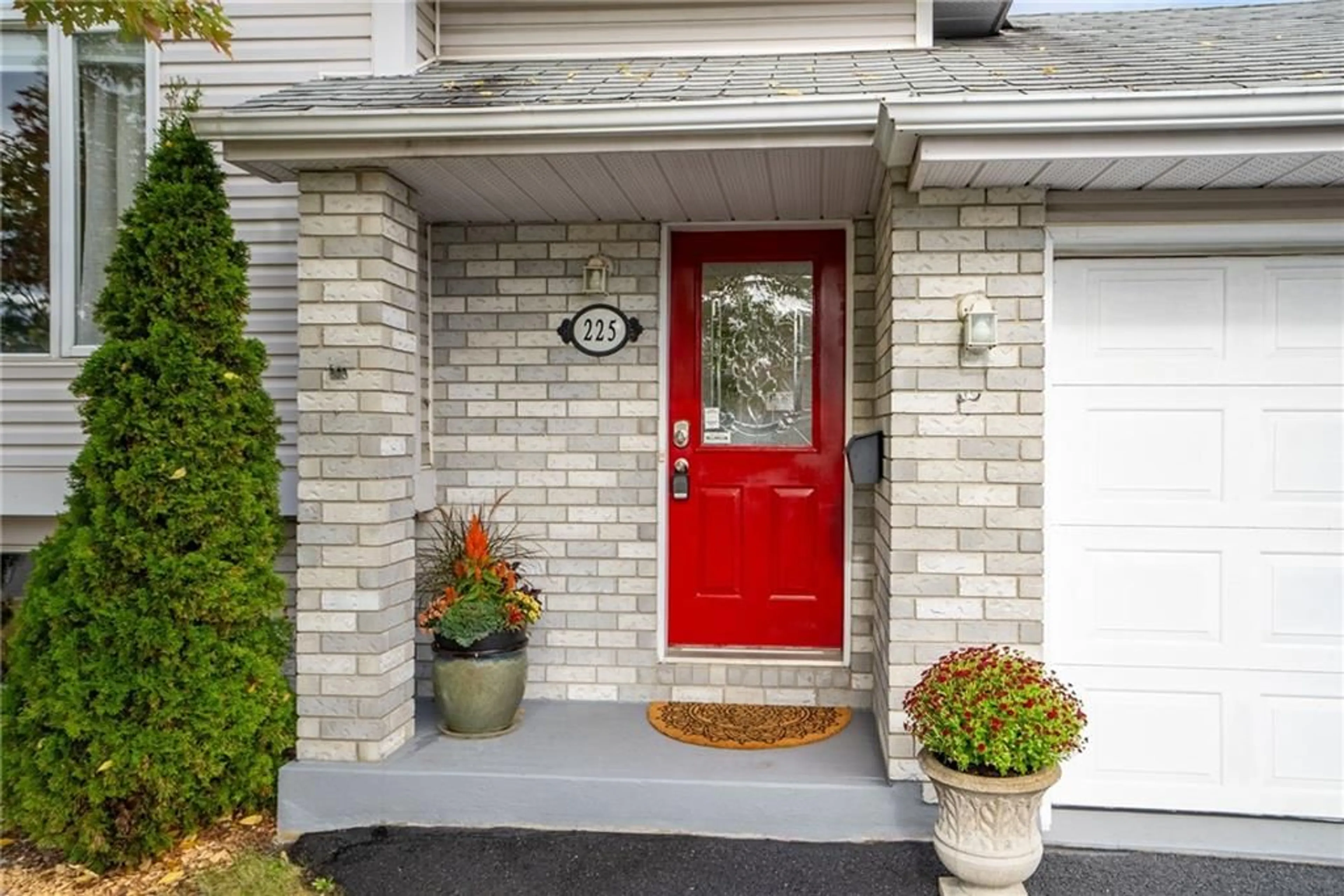 Indoor entryway, wood floors for 225 WELLINGTON St, Cornwall Ontario K6H 7C3