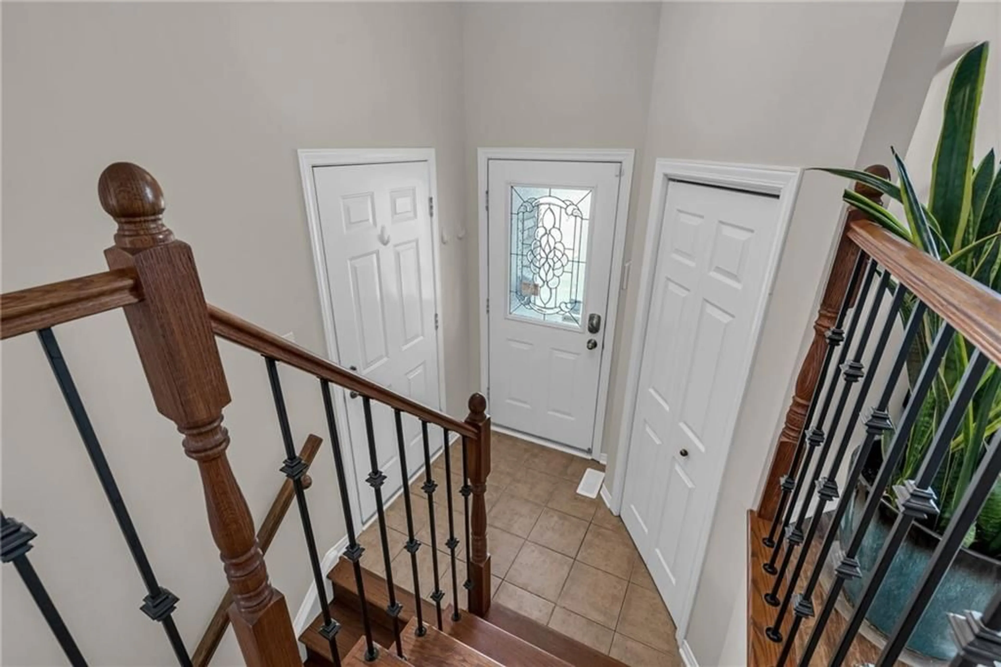 Indoor entryway, wood floors for 225 WELLINGTON St, Cornwall Ontario K6H 7C3