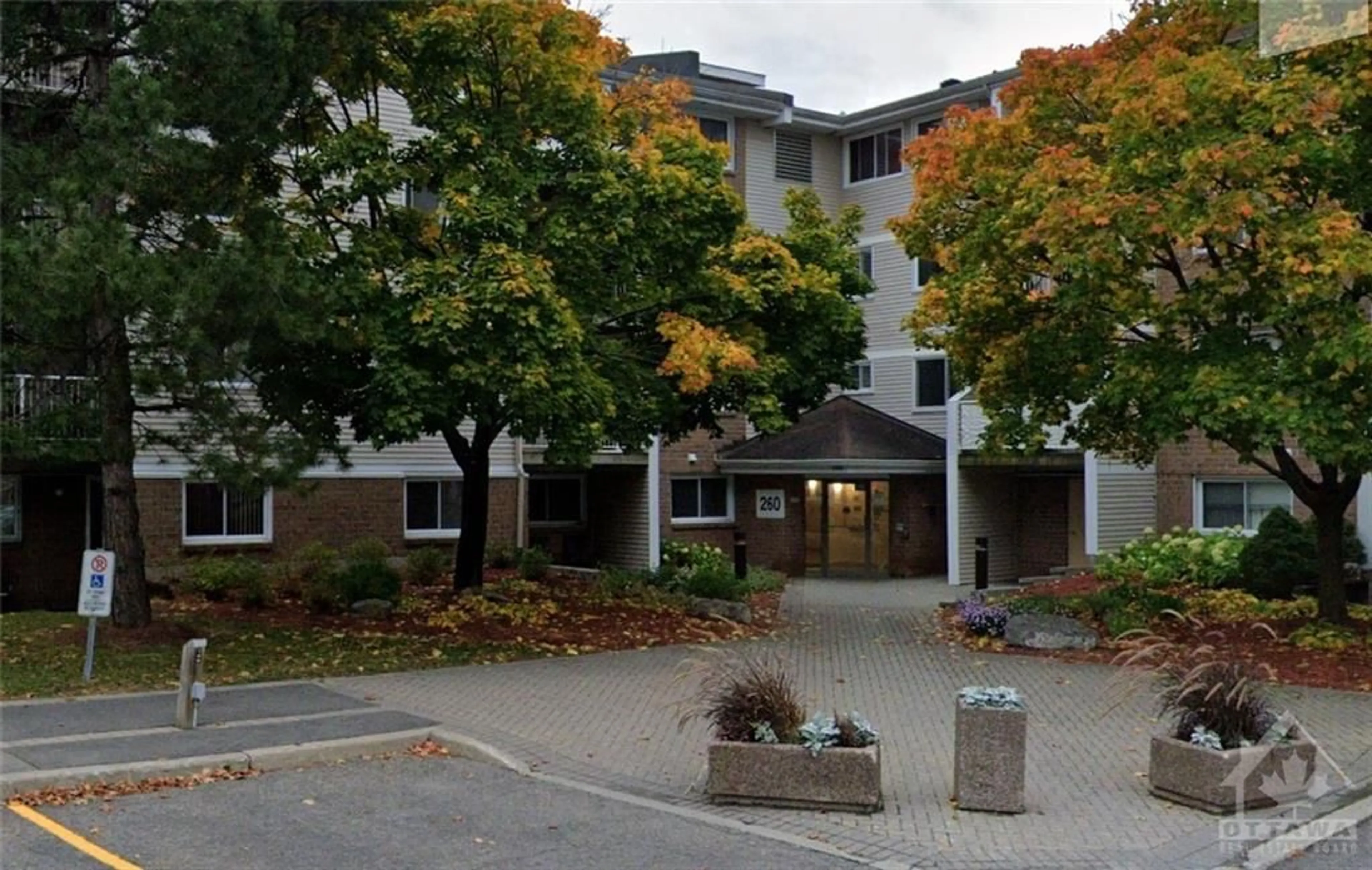 A pic from exterior of the house or condo, the front or back of building for 260 BRITTANY Dr #107, Ottawa Ontario K1K 4M2