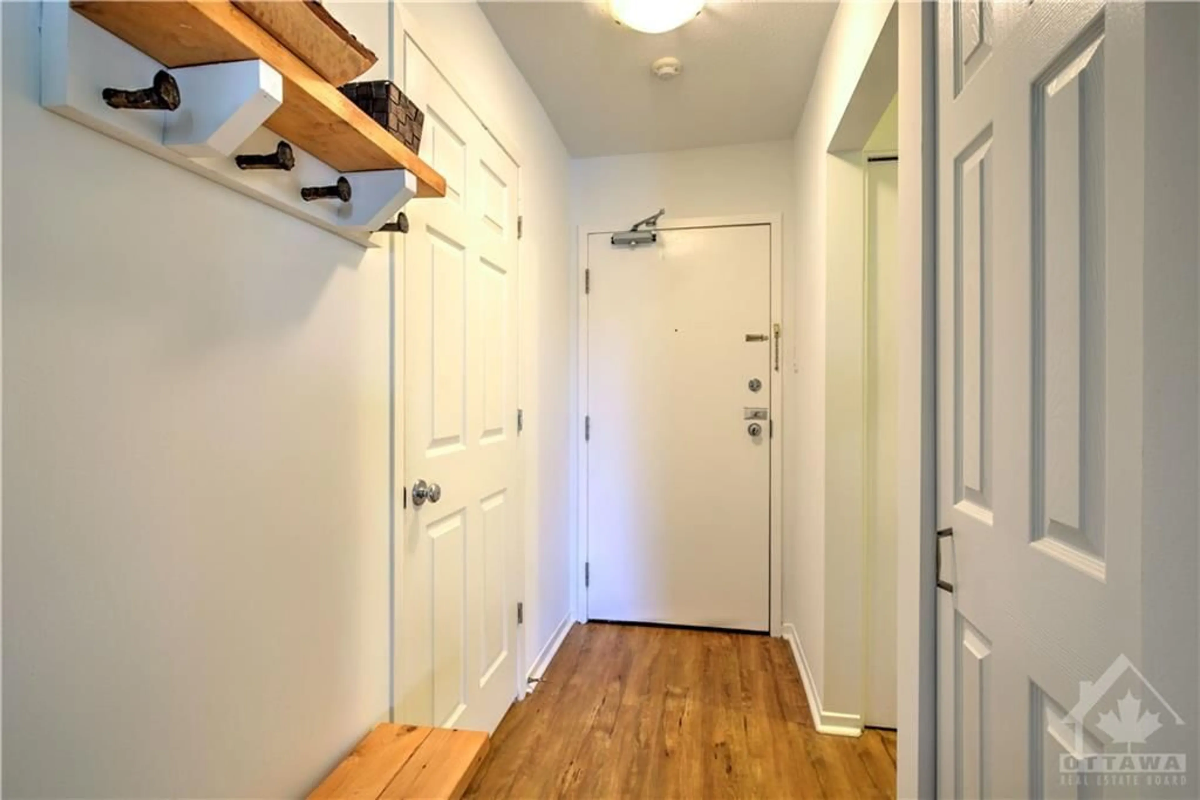 Indoor entryway, wood floors for 260 BRITTANY Dr #107, Ottawa Ontario K1K 4M2