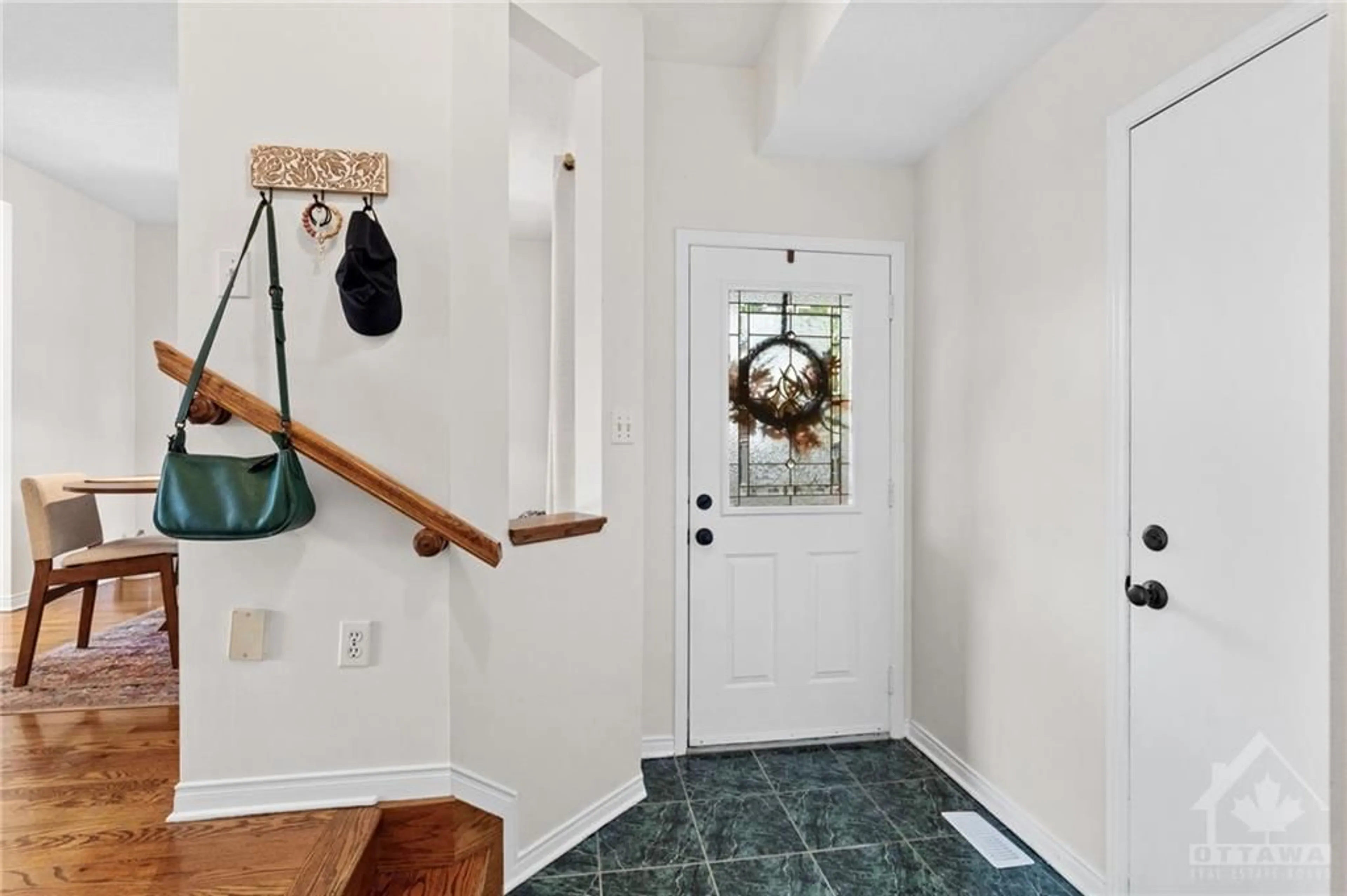 Indoor entryway, wood floors for 77 DAVENTRY Cres, Ottawa Ontario K2J 4M8