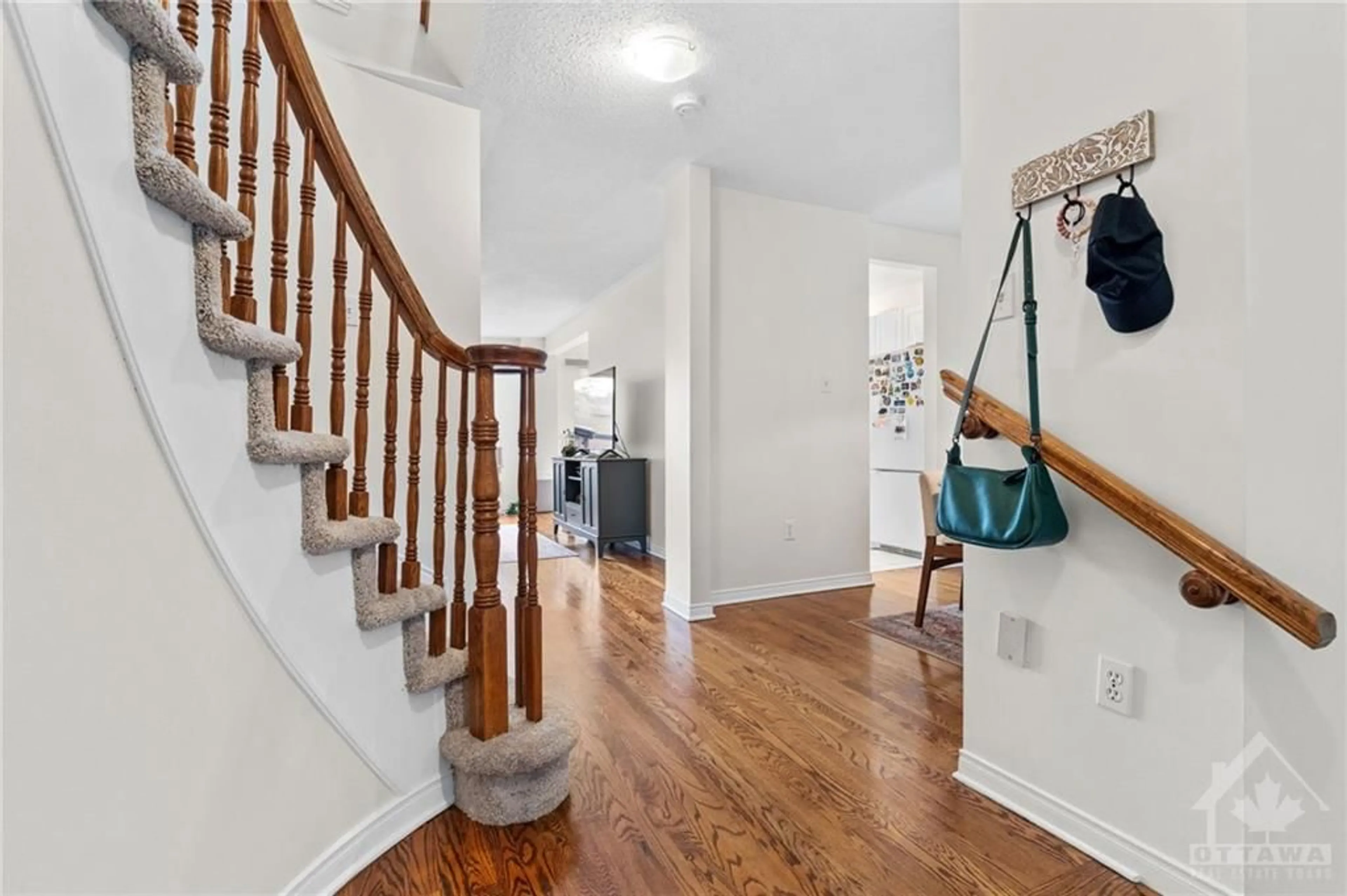 Indoor entryway, wood floors for 77 DAVENTRY Cres, Ottawa Ontario K2J 4M8