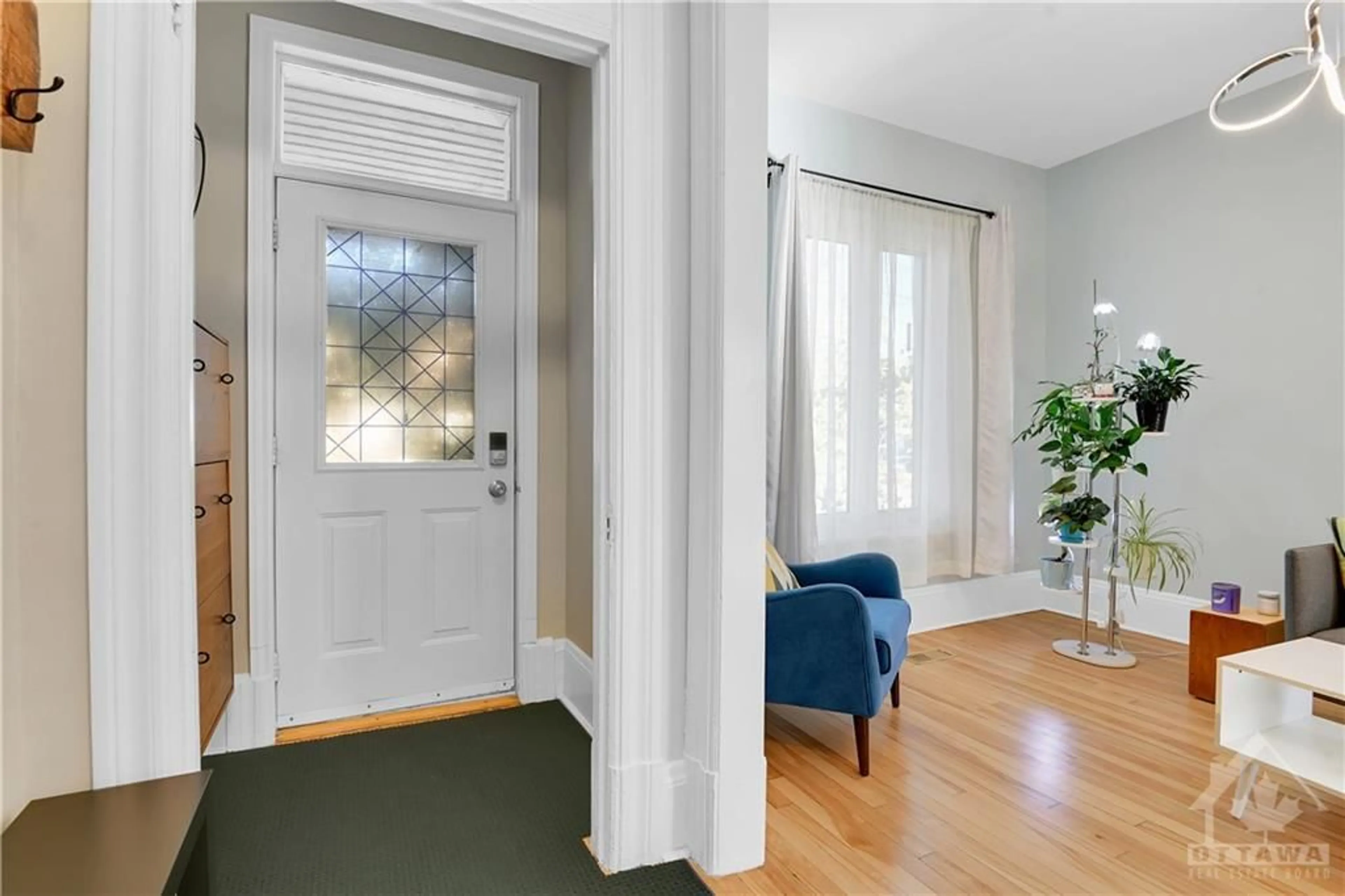 Indoor entryway, wood floors for 96 LEES Ave, Ottawa Ontario K1S 0C1