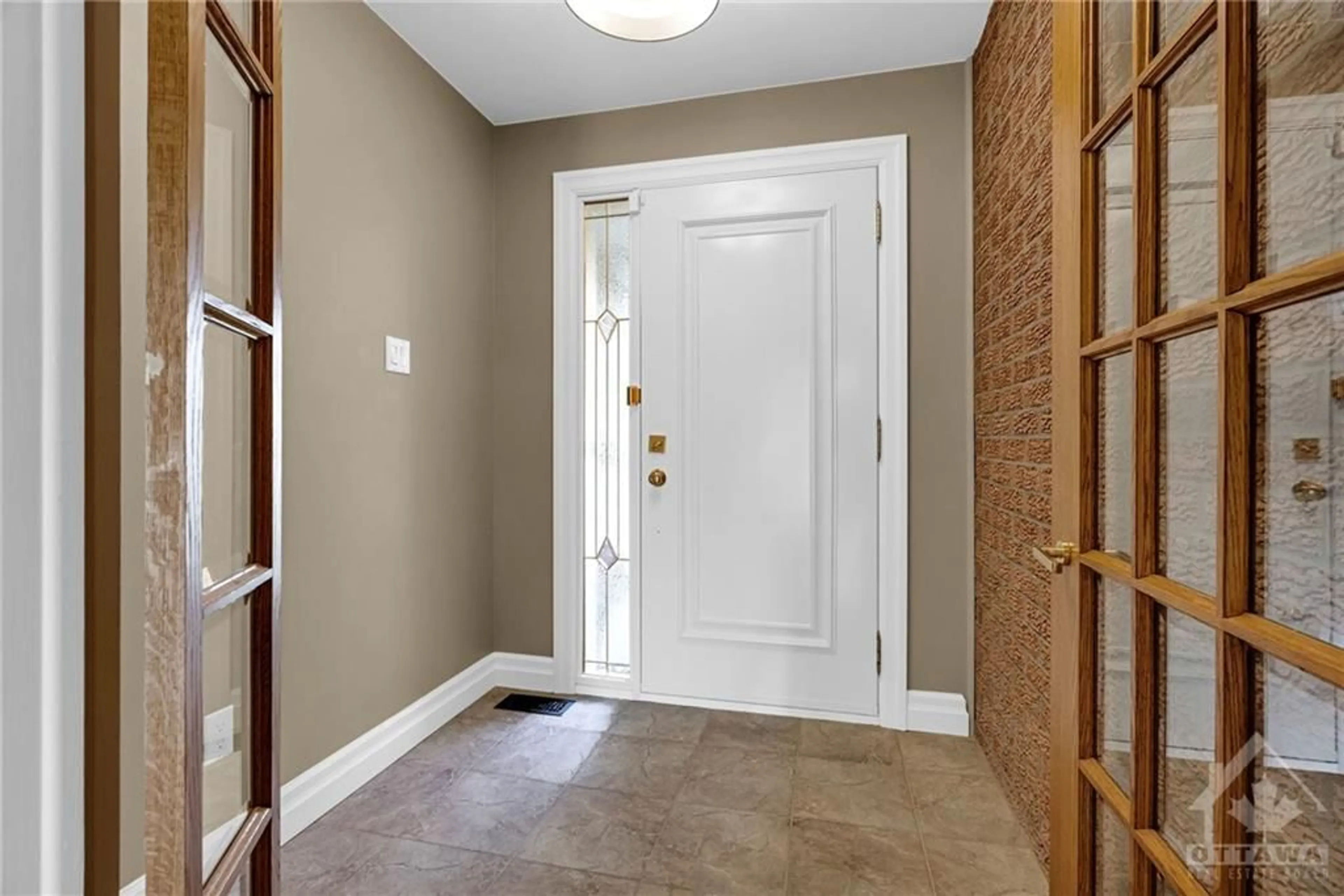 Indoor entryway, wood floors for 838 EXPLORER Lane, Ottawa Ontario K1C 2S2