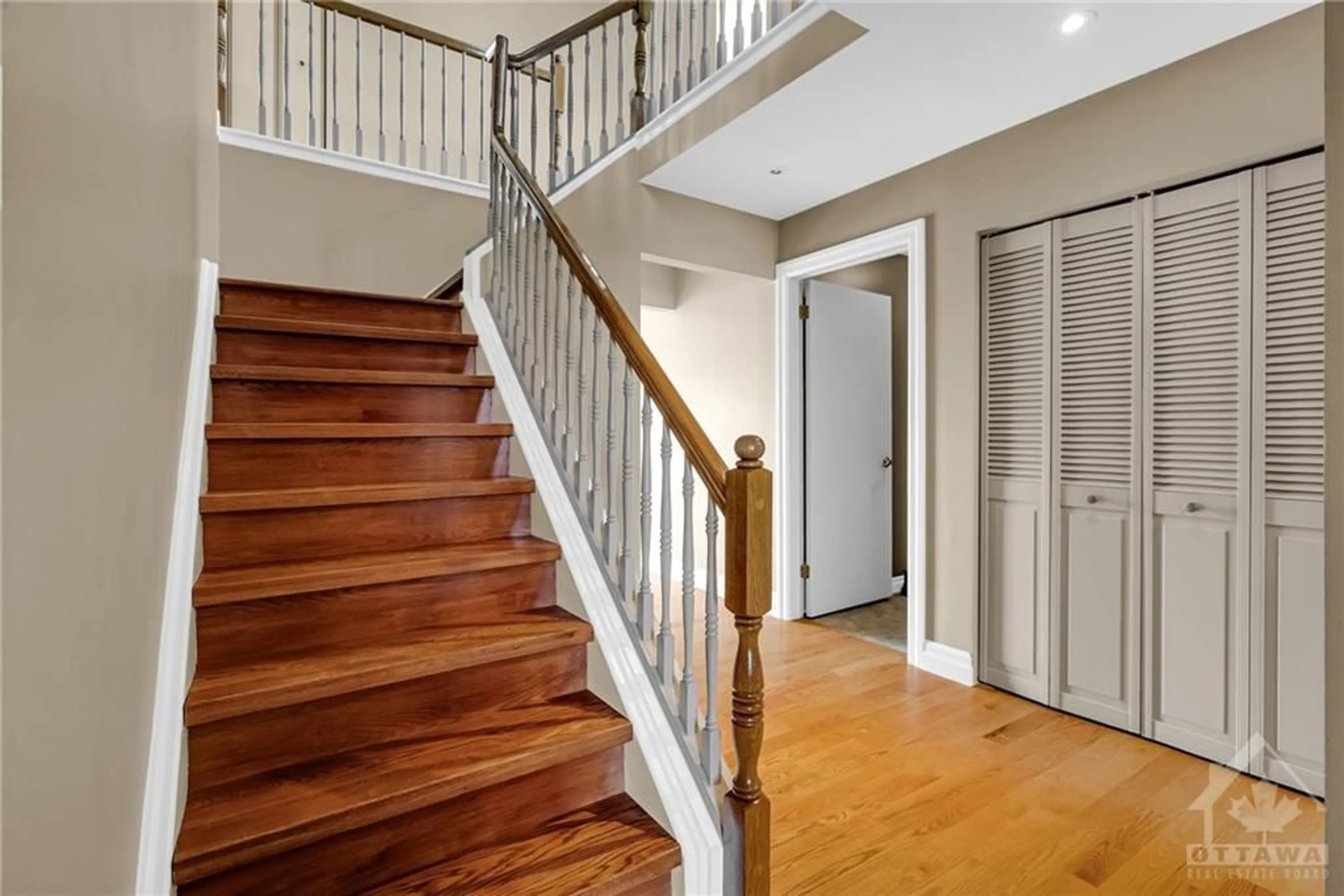 Indoor entryway, wood floors for 838 EXPLORER Lane, Ottawa Ontario K1C 2S2