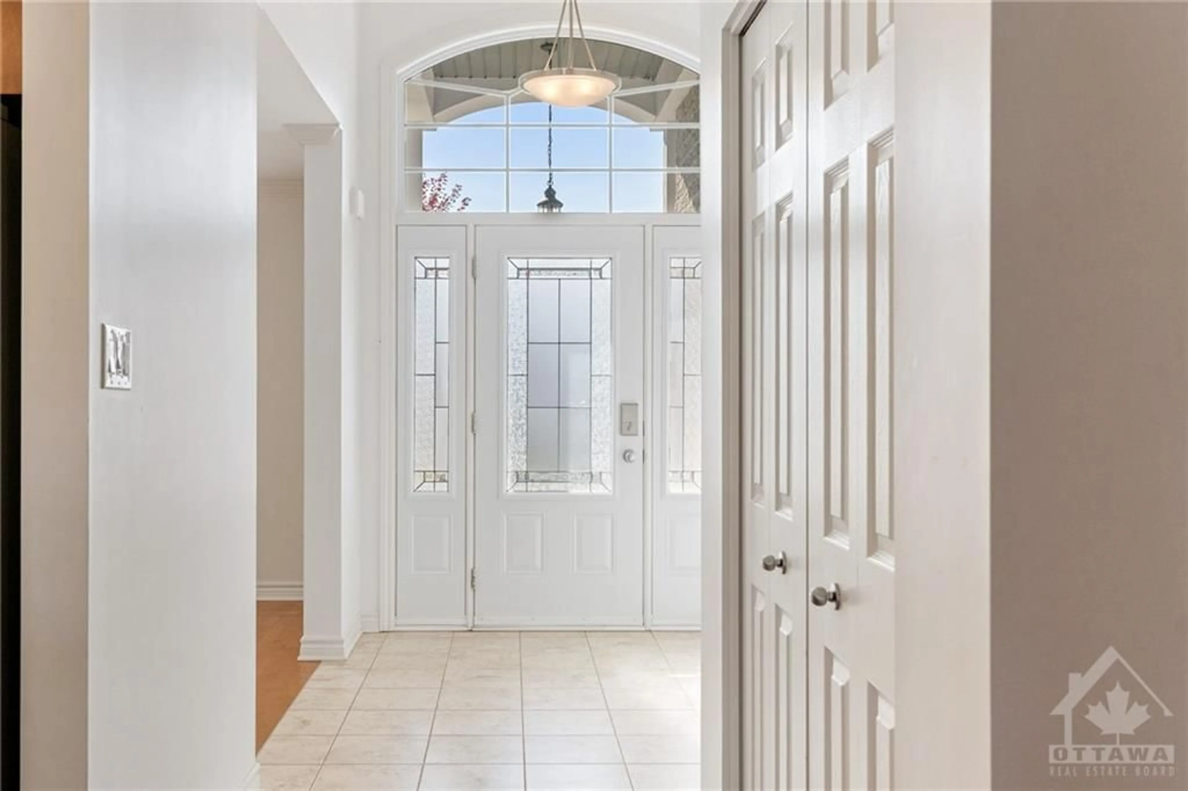 Indoor entryway, wood floors for 368 ZIRCON St, Rockland Ontario K4K 0H9