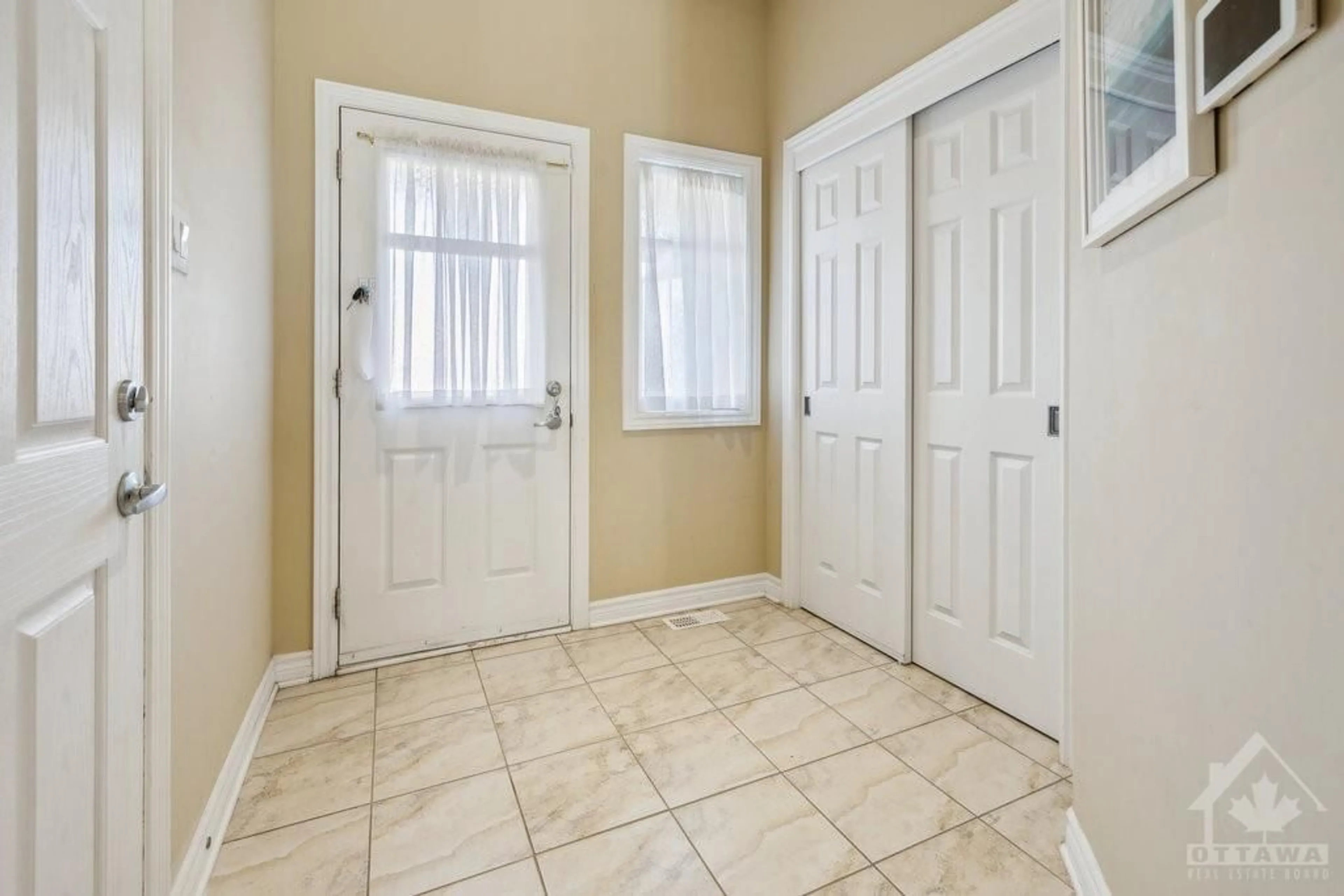 Indoor entryway, wood floors for 106 WATERFERN Way, Ottawa Ontario K4A 0T4