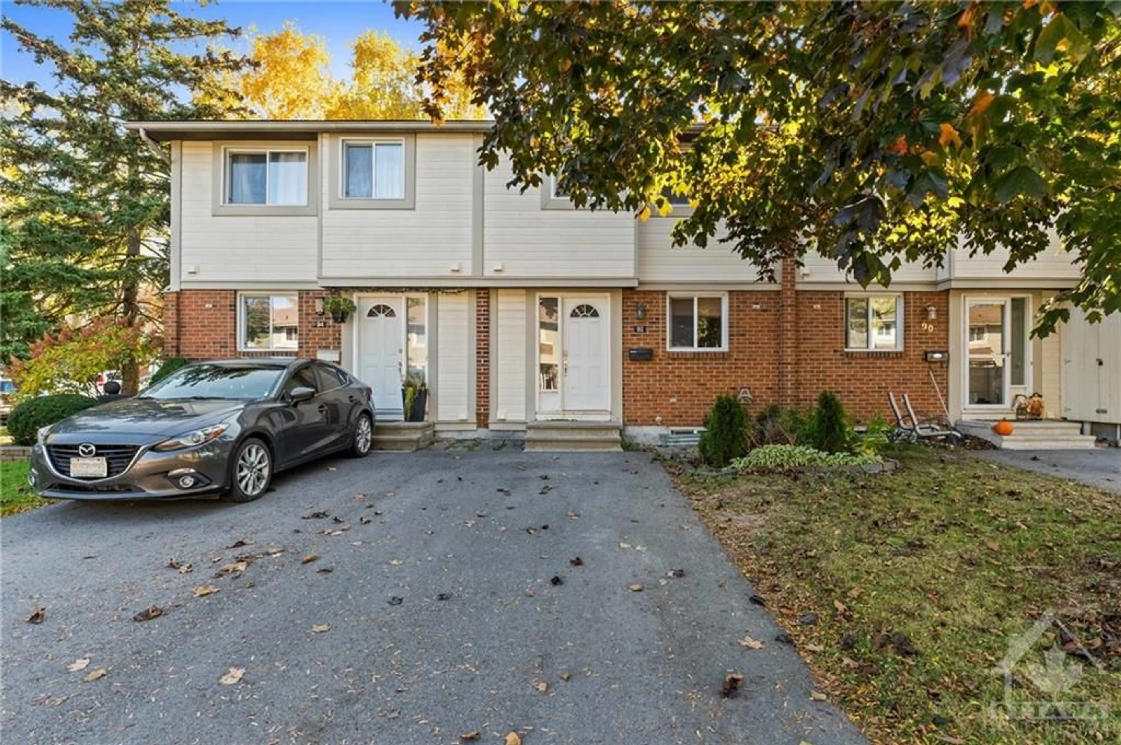 A pic from exterior of the house or condo, the street view for 92 BARROW Cres, Ottawa Ontario K2L 2J1