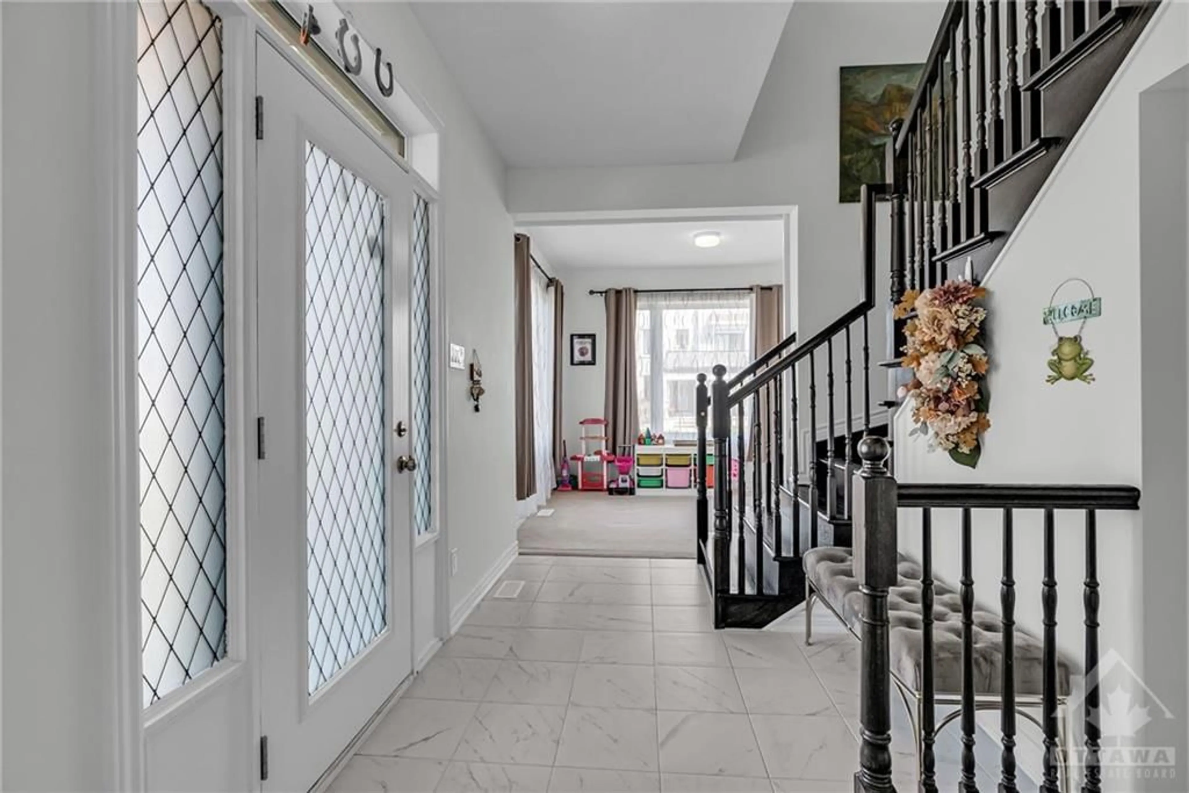 Indoor foyer, ceramic floors for 10 PEWEE Pl, Orleans Ontario K4A 5J2