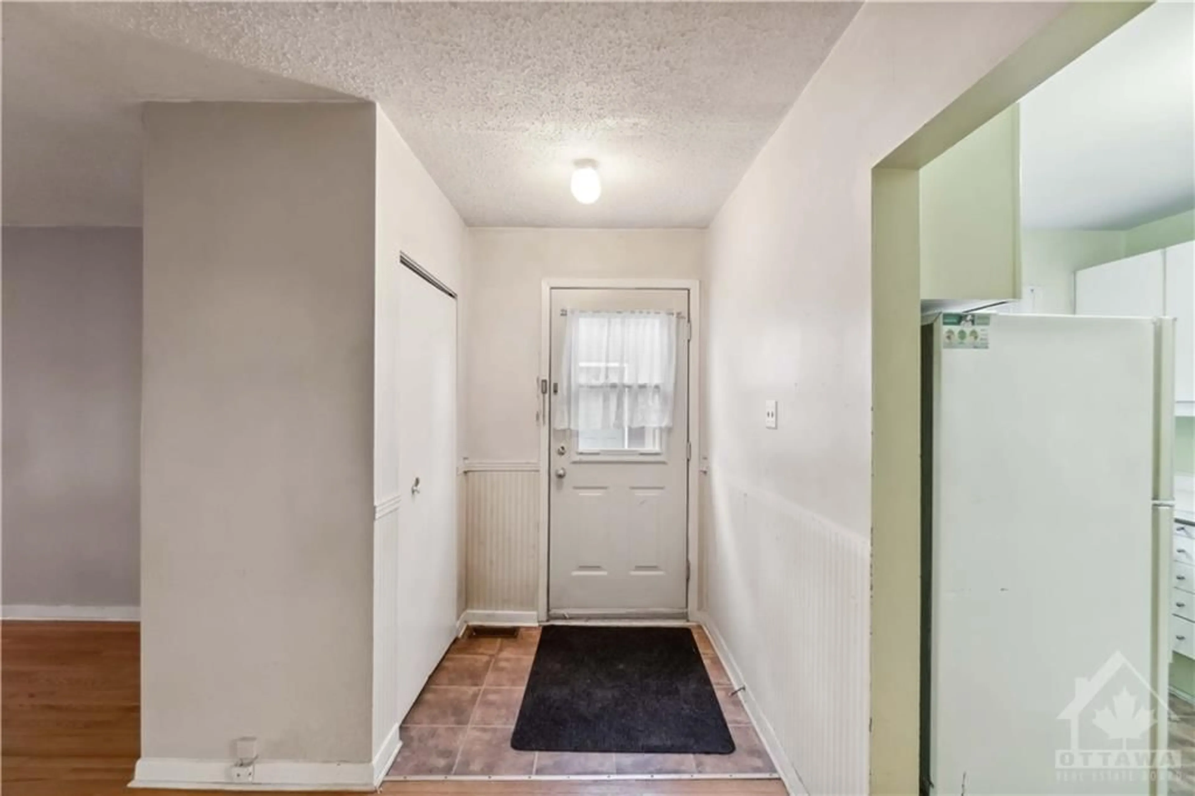 Indoor entryway, unknown floor for 813 MAPLEWOOD Ave, Ottawa Ontario K2B 5V4