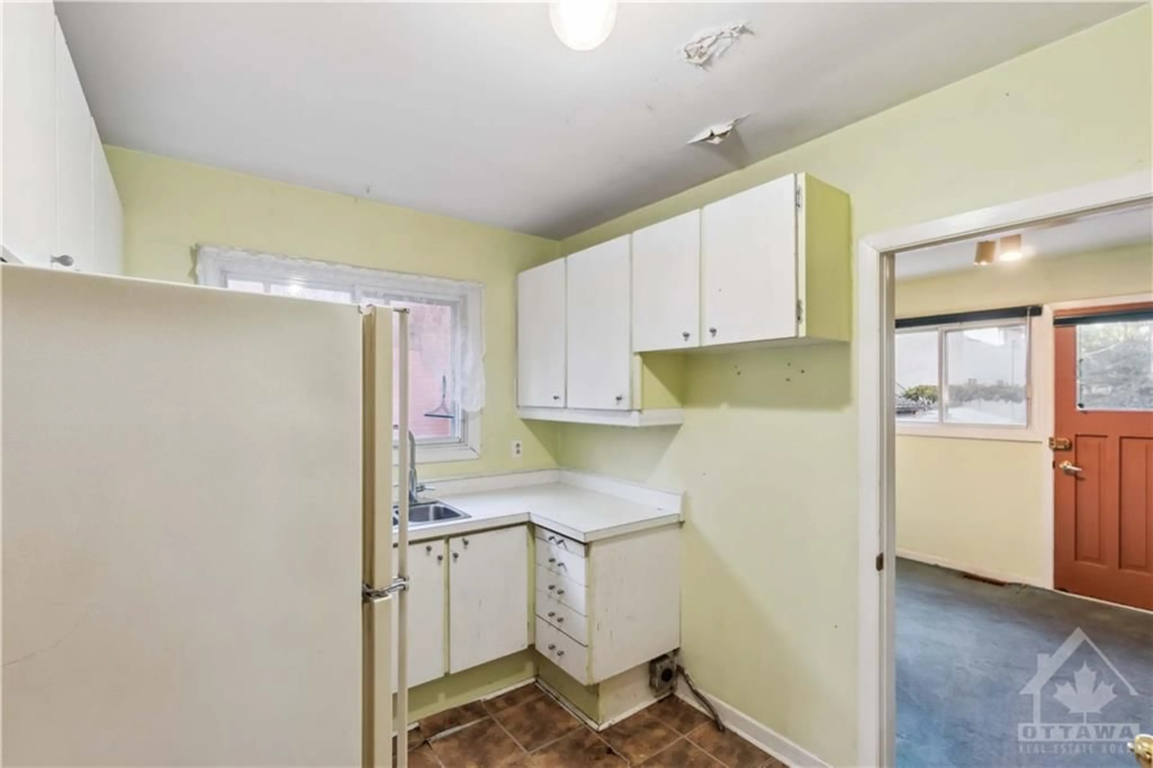 Standard kitchen, unknown floor, cottage for 813 MAPLEWOOD Ave, Ottawa Ontario K2B 5V4