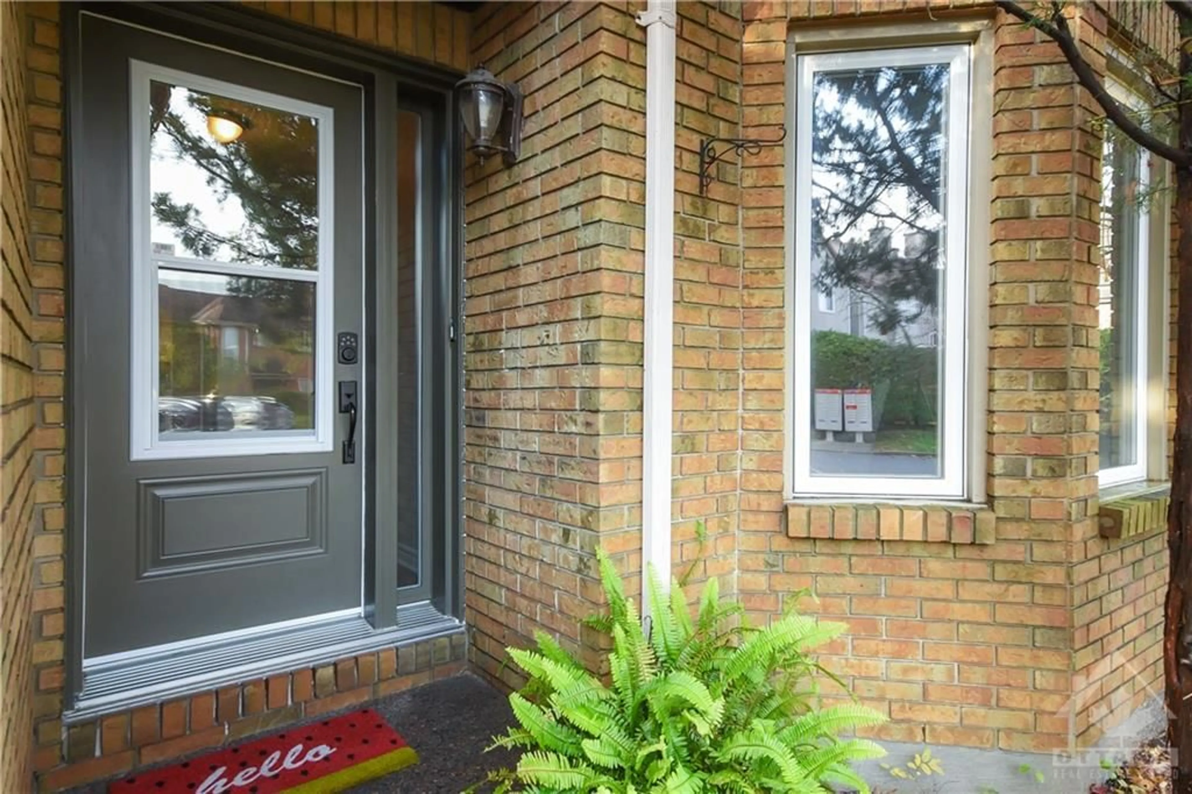 Indoor entryway, wood floors for 32 BUCKINGHAM Pvt, Ottawa Ontario K1V 0K8