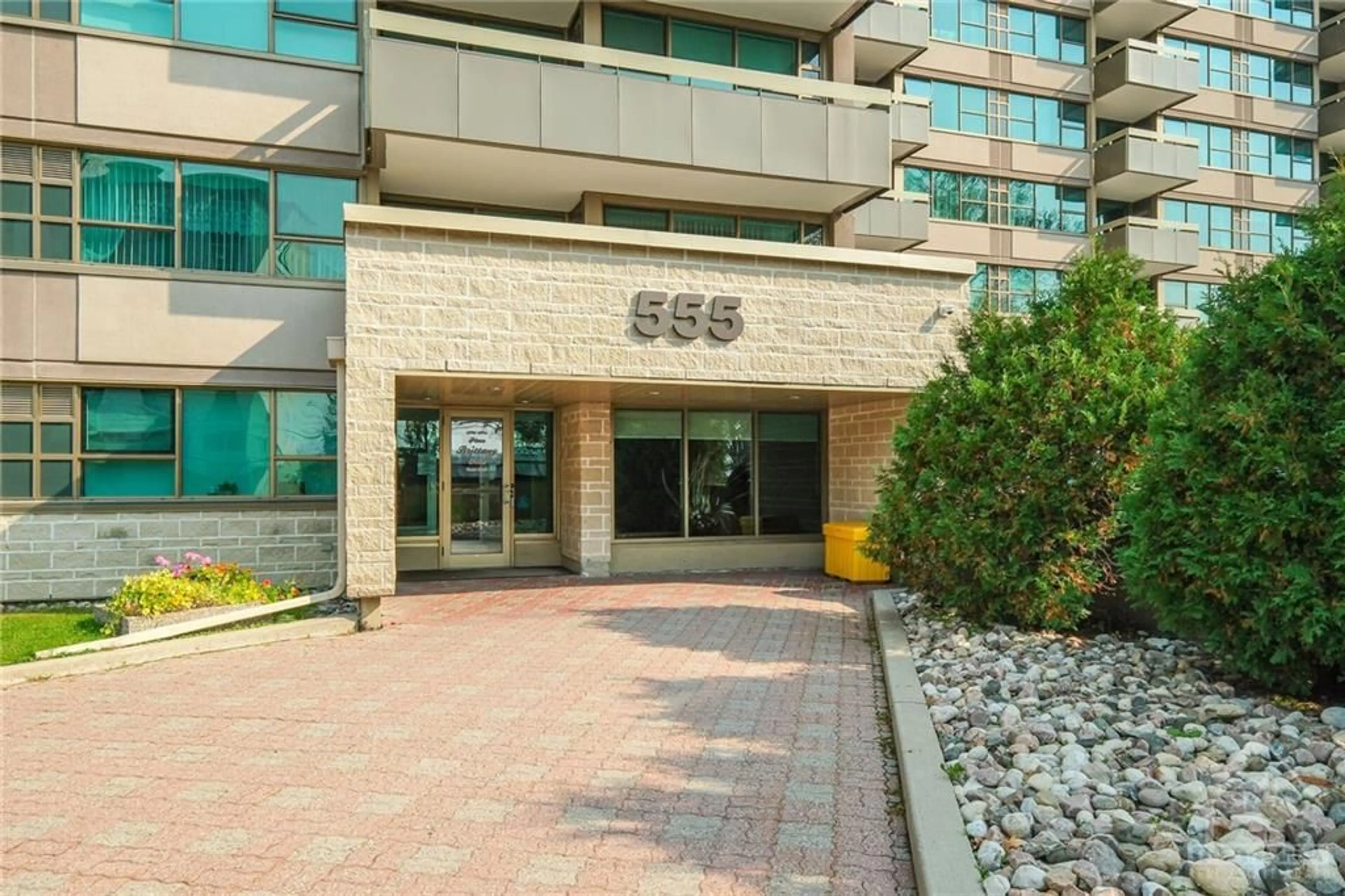 A pic from exterior of the house or condo, the front or back of building for 555 BRITTANY Dr #1112, Ottawa Ontario K1K 4C5