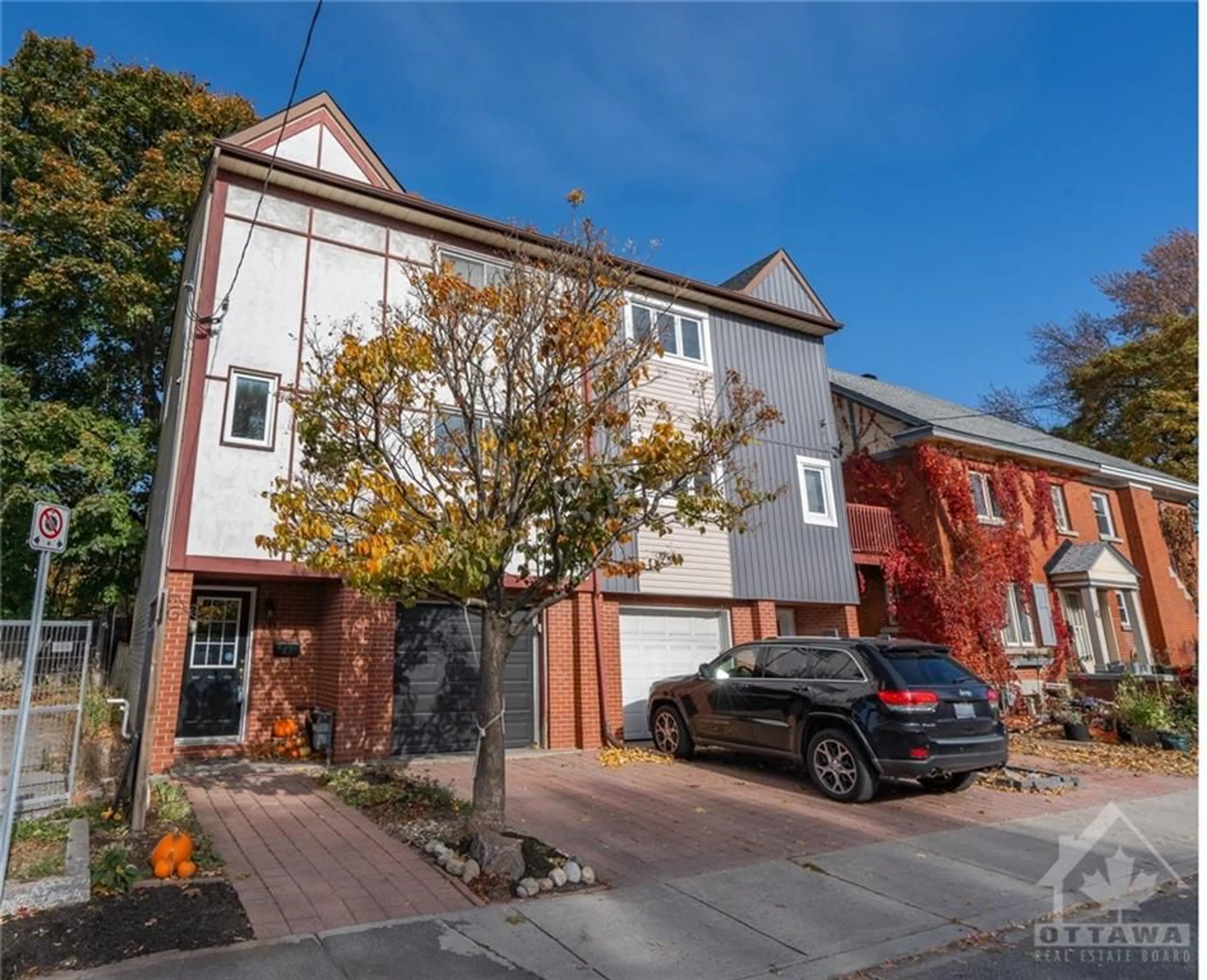 A pic from exterior of the house or condo, the street view for 49 TYNDALL St, Ottawa Ontario K1Y 4N8