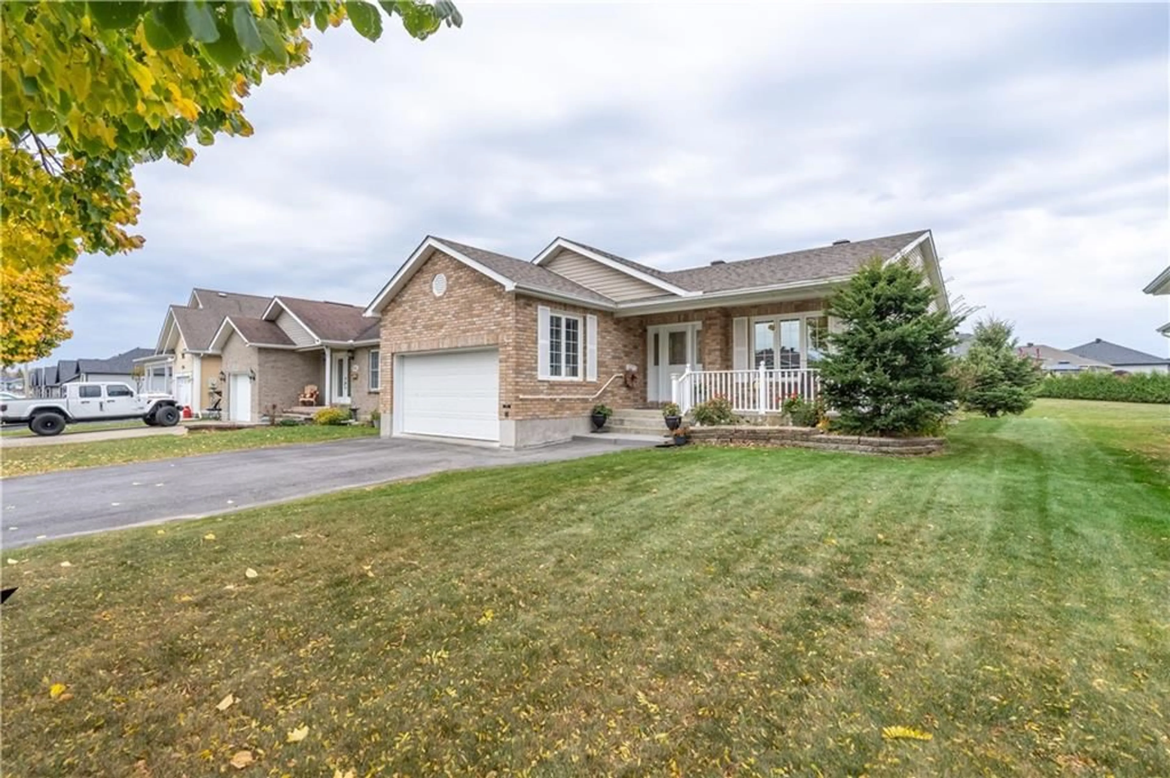 Frontside or backside of a home, the street view for 2250 GLEN BROOK Dr, Cornwall Ontario K6H 7N2