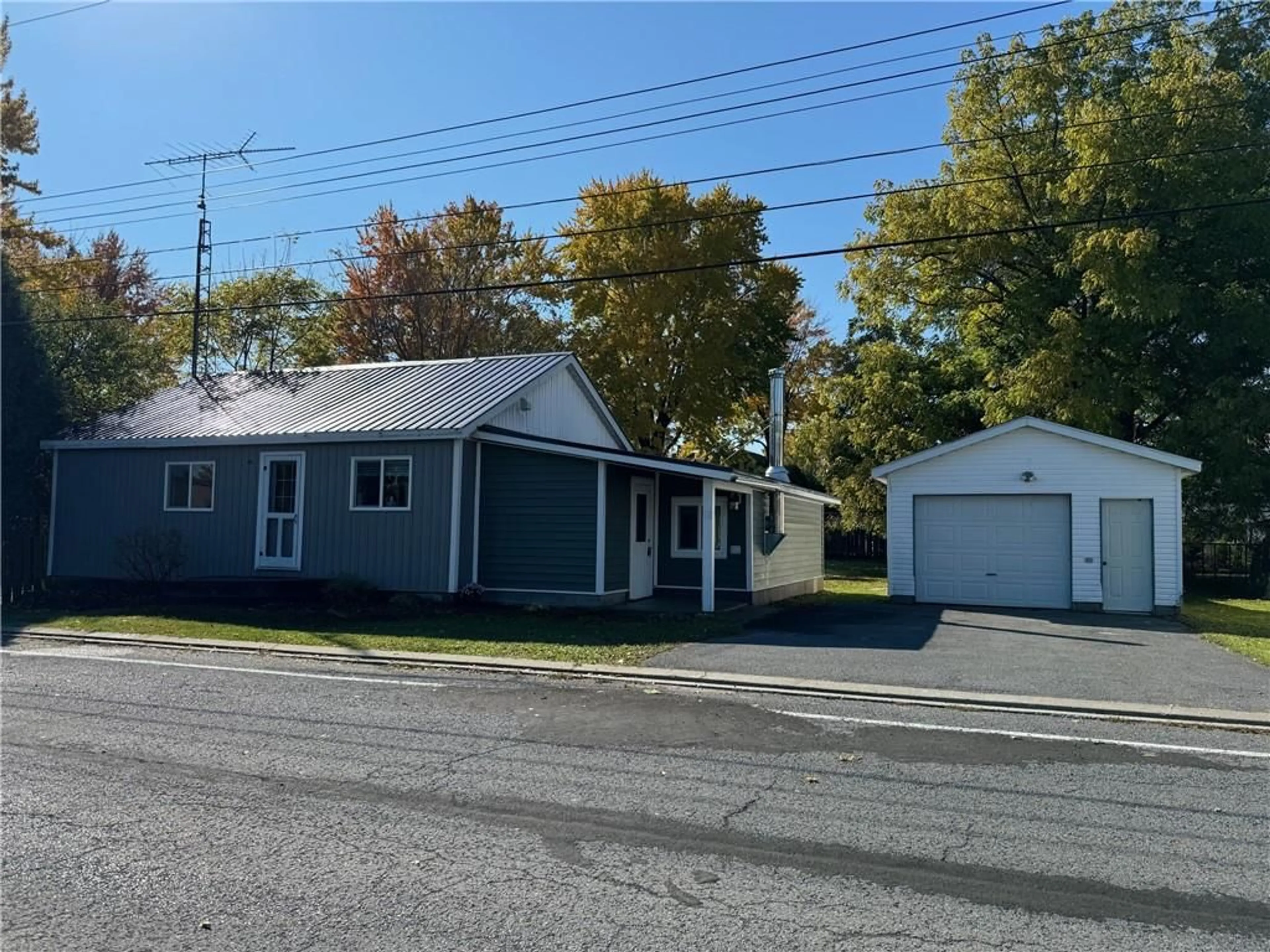 A pic from exterior of the house or condo, cottage for 52 ST LAWRENCE St, Morrisburg Ontario K0C 1X0