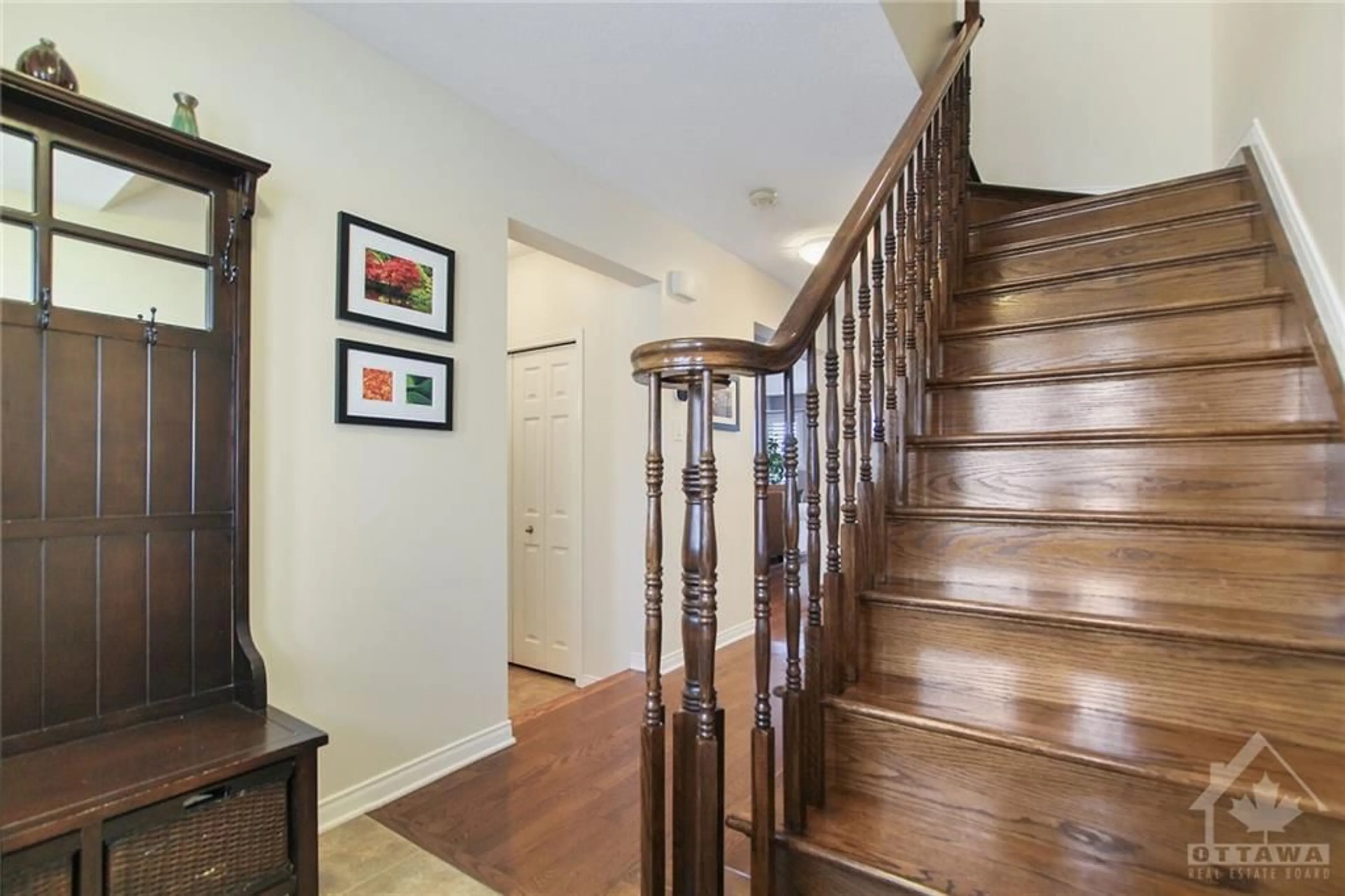 Indoor foyer, wood floors for 145 PATRIOT Pl, Ottawa Ontario K2M 0B8