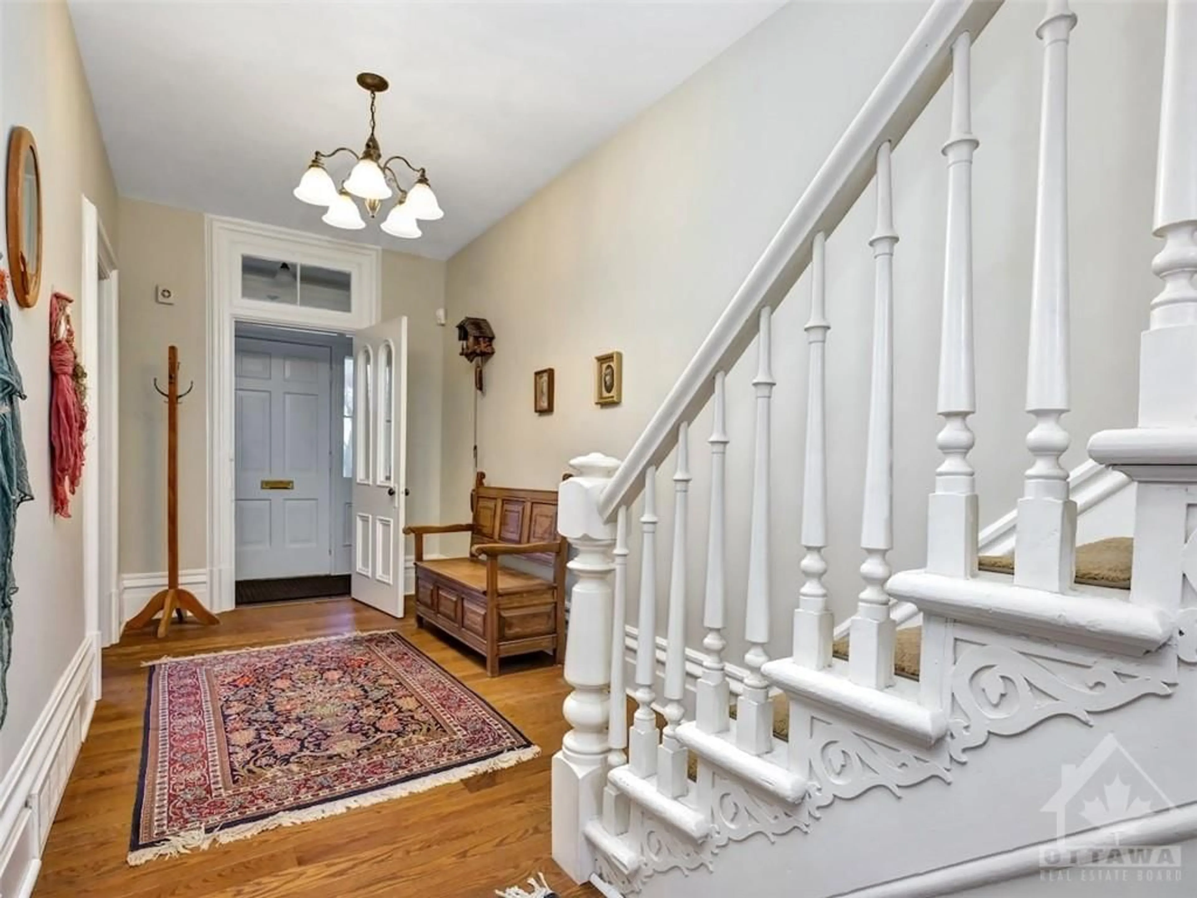 Indoor foyer, wood floors for 37 CHARLES St, Ottawa Ontario K1M 1R3