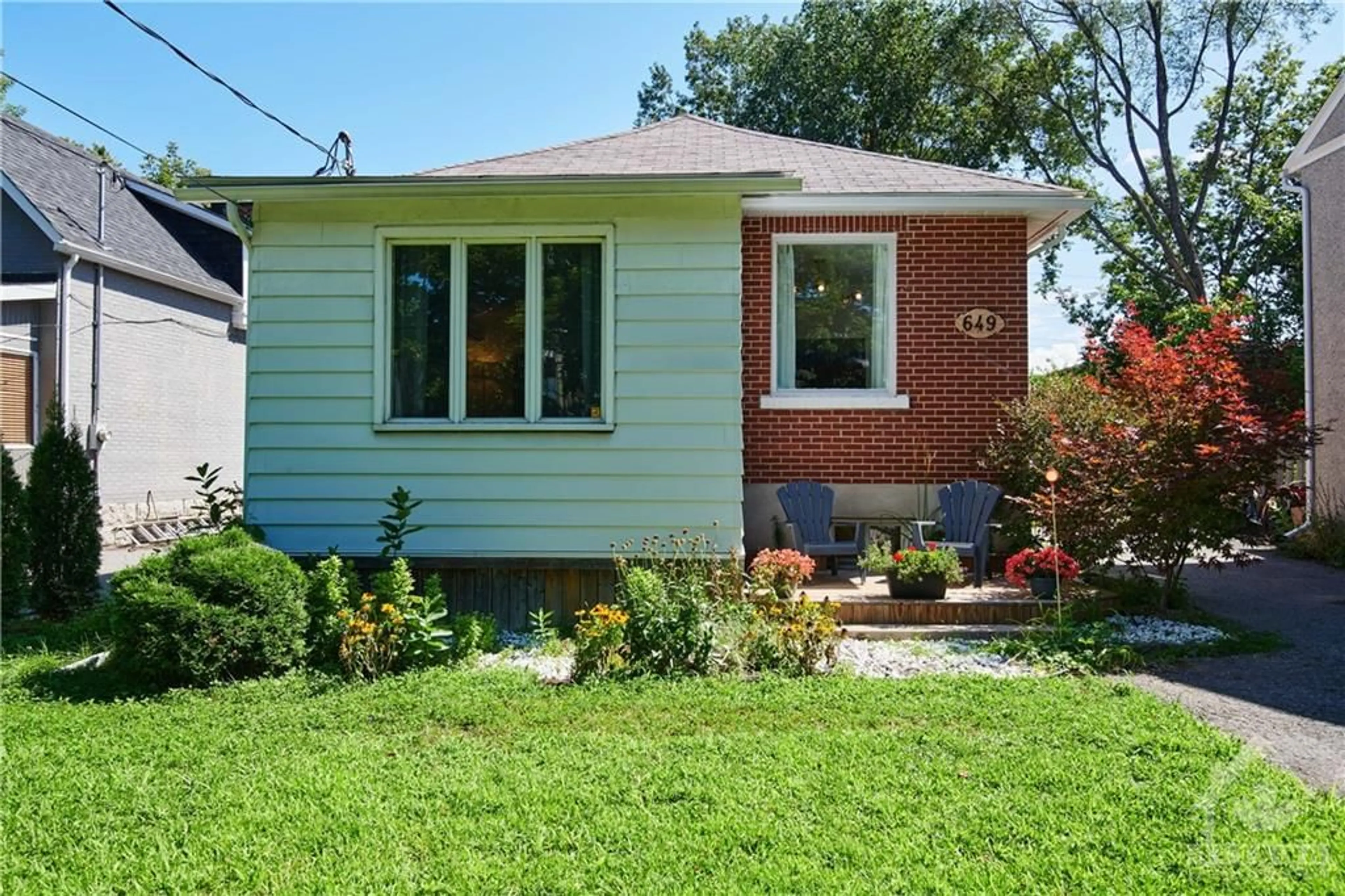 Frontside or backside of a home, cottage for 649 TWEEDSMUIR Ave, Ottawa Ontario K1Z 5P7