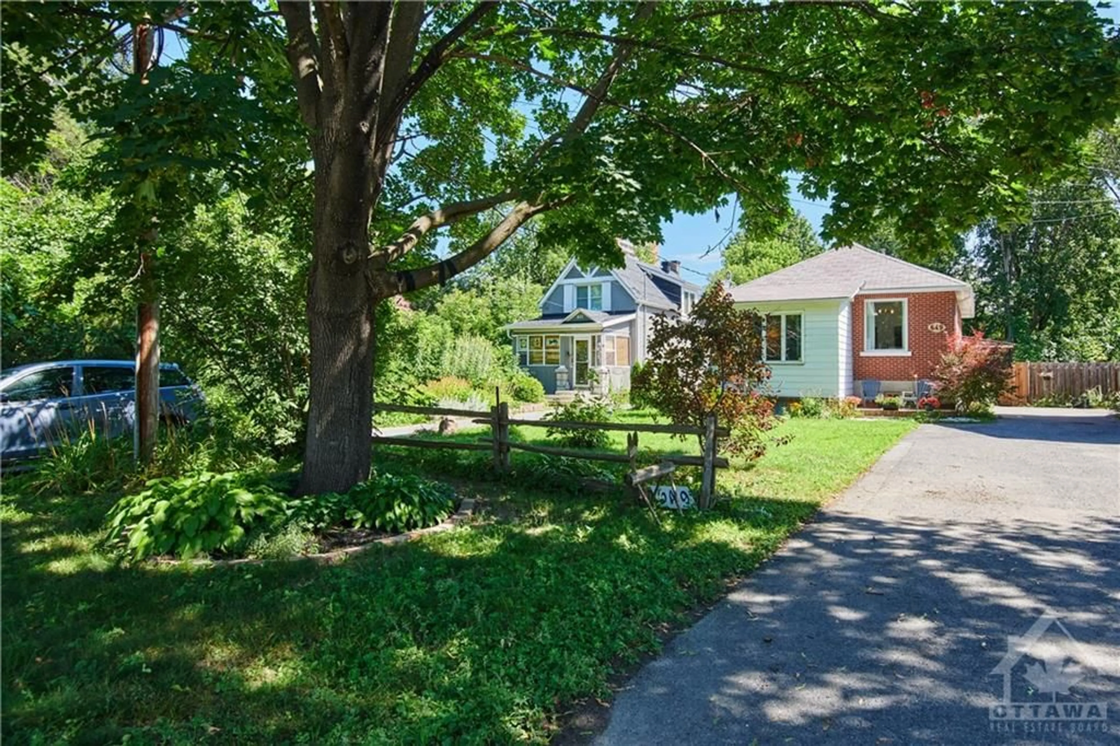 Frontside or backside of a home, cottage for 649 TWEEDSMUIR Ave, Ottawa Ontario K1Z 5P7