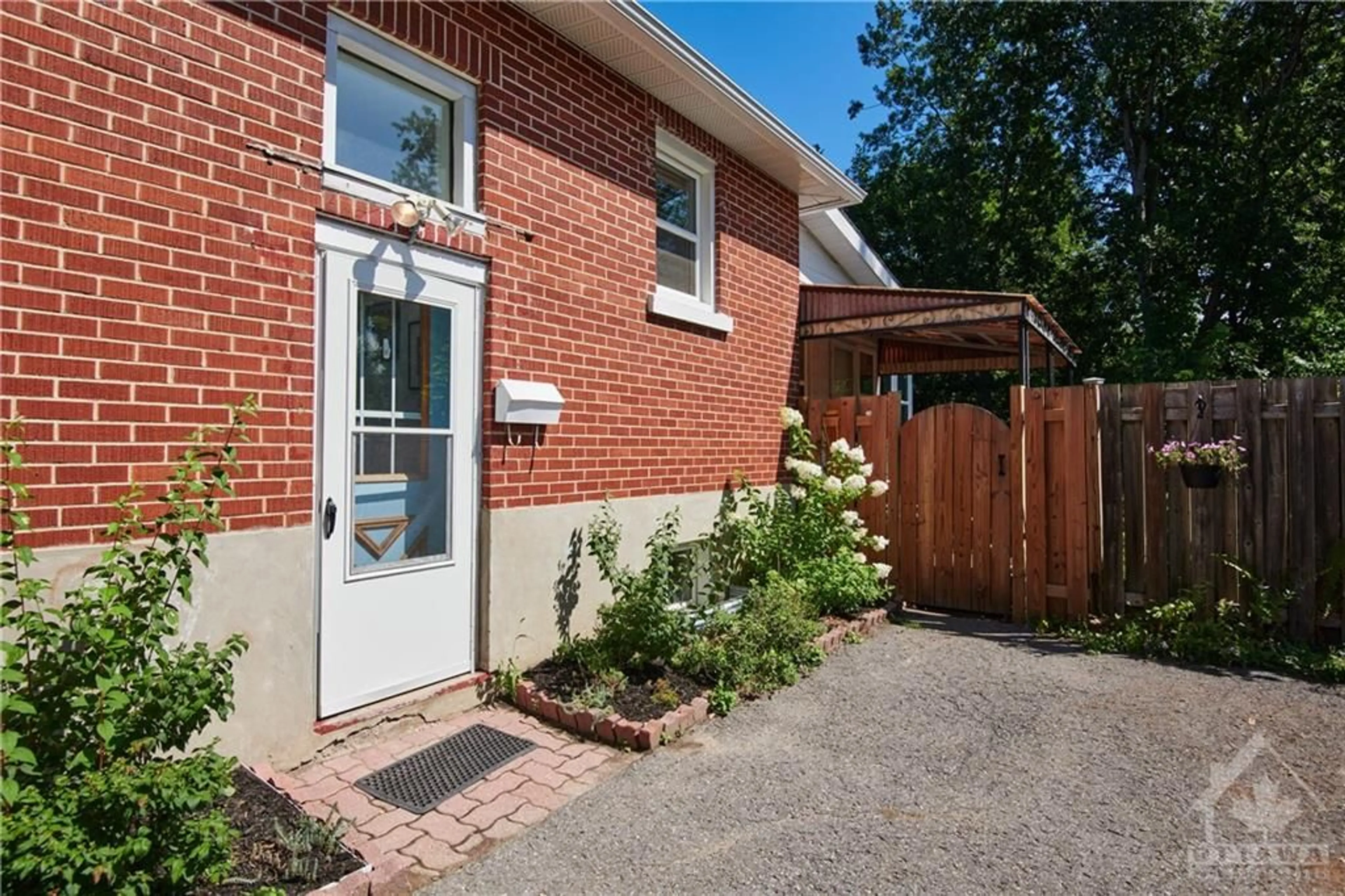 Home with brick exterior material for 649 TWEEDSMUIR Ave, Ottawa Ontario K1Z 5P7