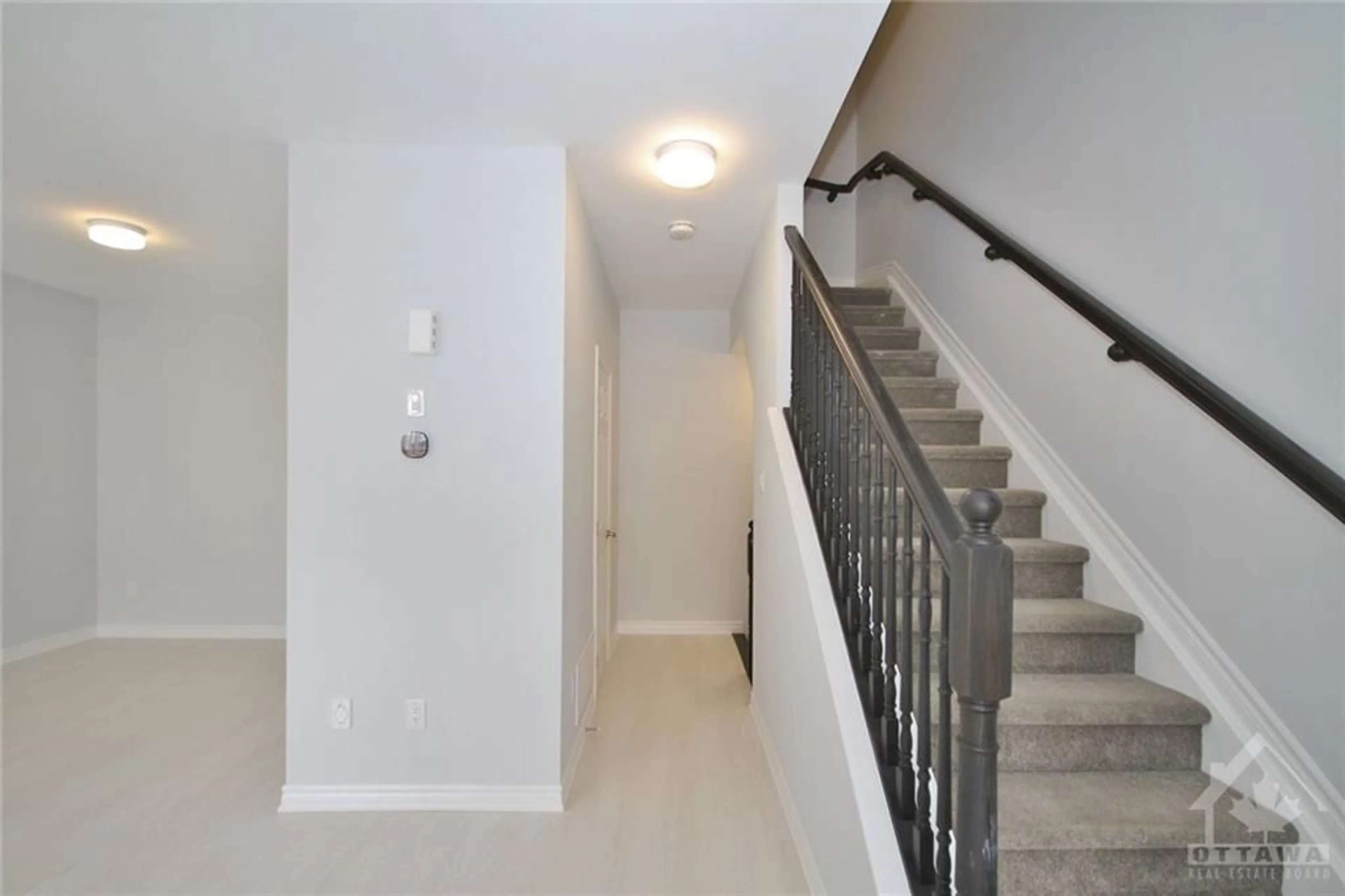 Indoor foyer, cement floor for 144 ANTHRACITE Pvt, Ottawa Ontario K2J 7C8