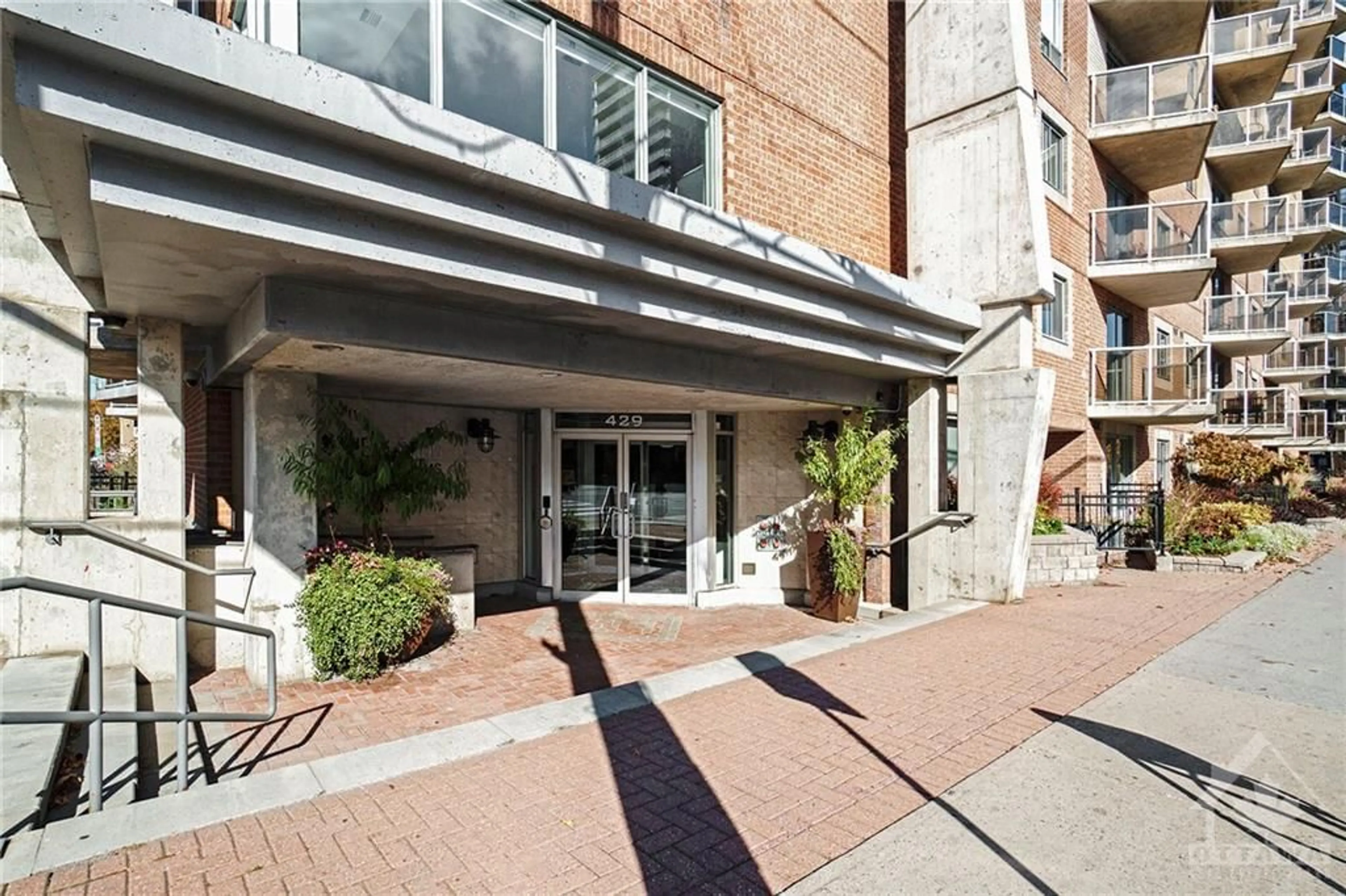 A pic from exterior of the house or condo, the front or back of building for 429 SOMERSET St #905, Ottawa Ontario K2P 2P5