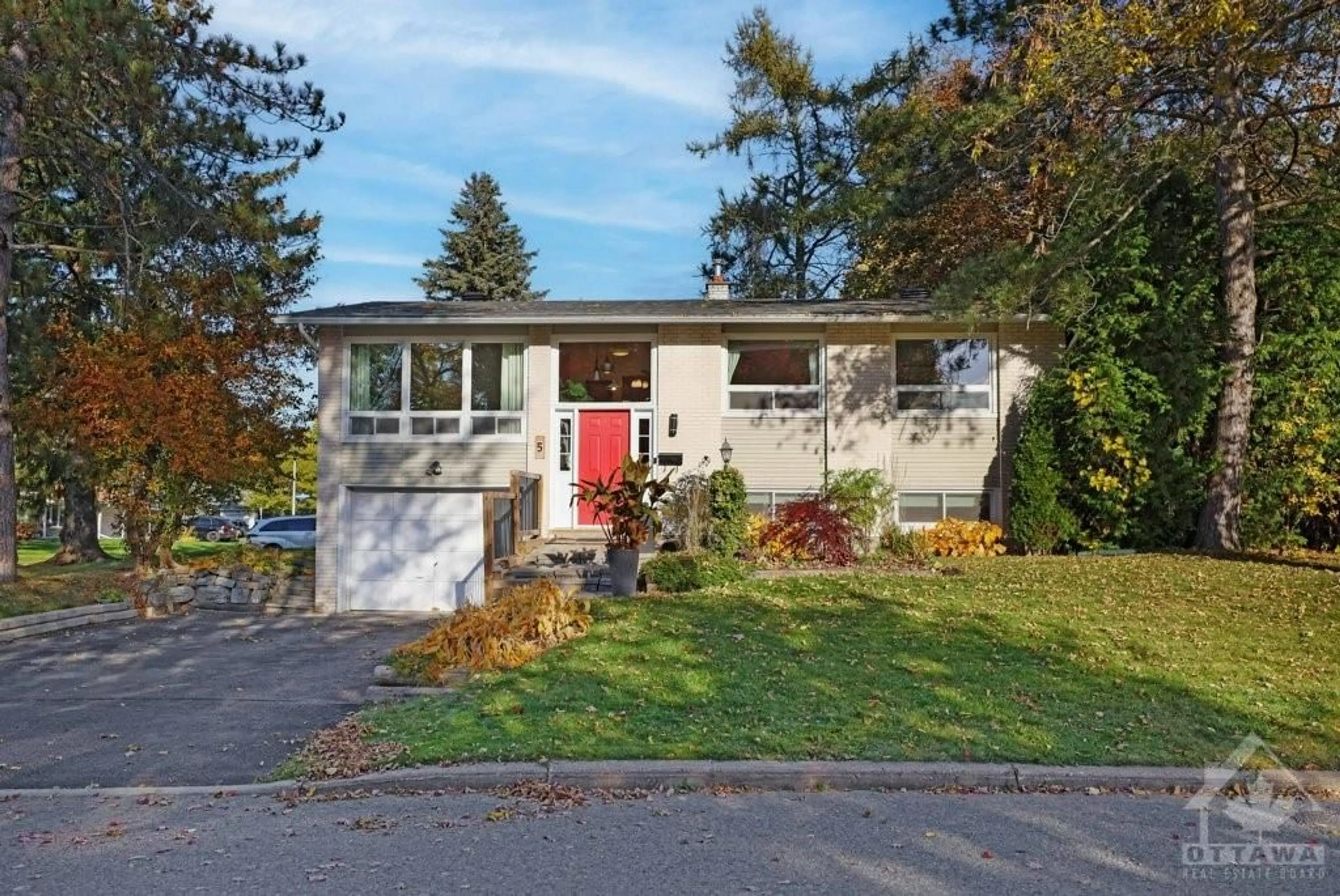 Frontside or backside of a home, cottage for 5 BEAUMARIS Dr, Ottawa Ontario K2H 7J8