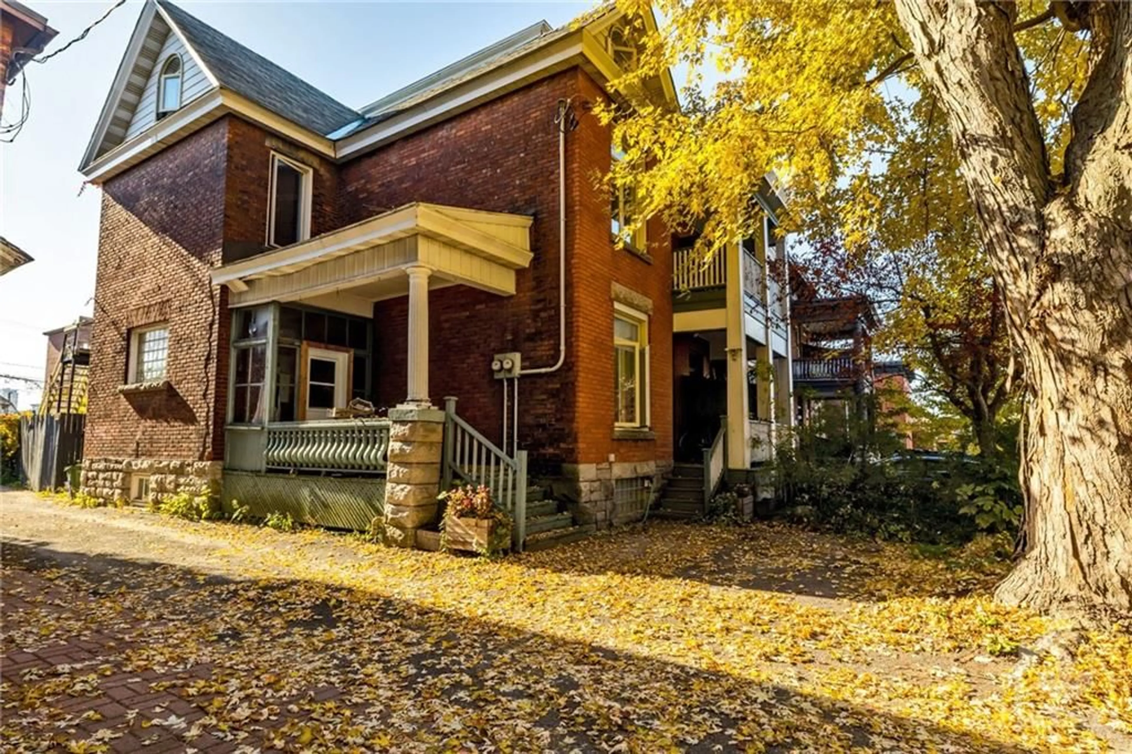 Home with brick exterior material for 90 SPRUCE St, Ottawa Ontario K1R 6N9