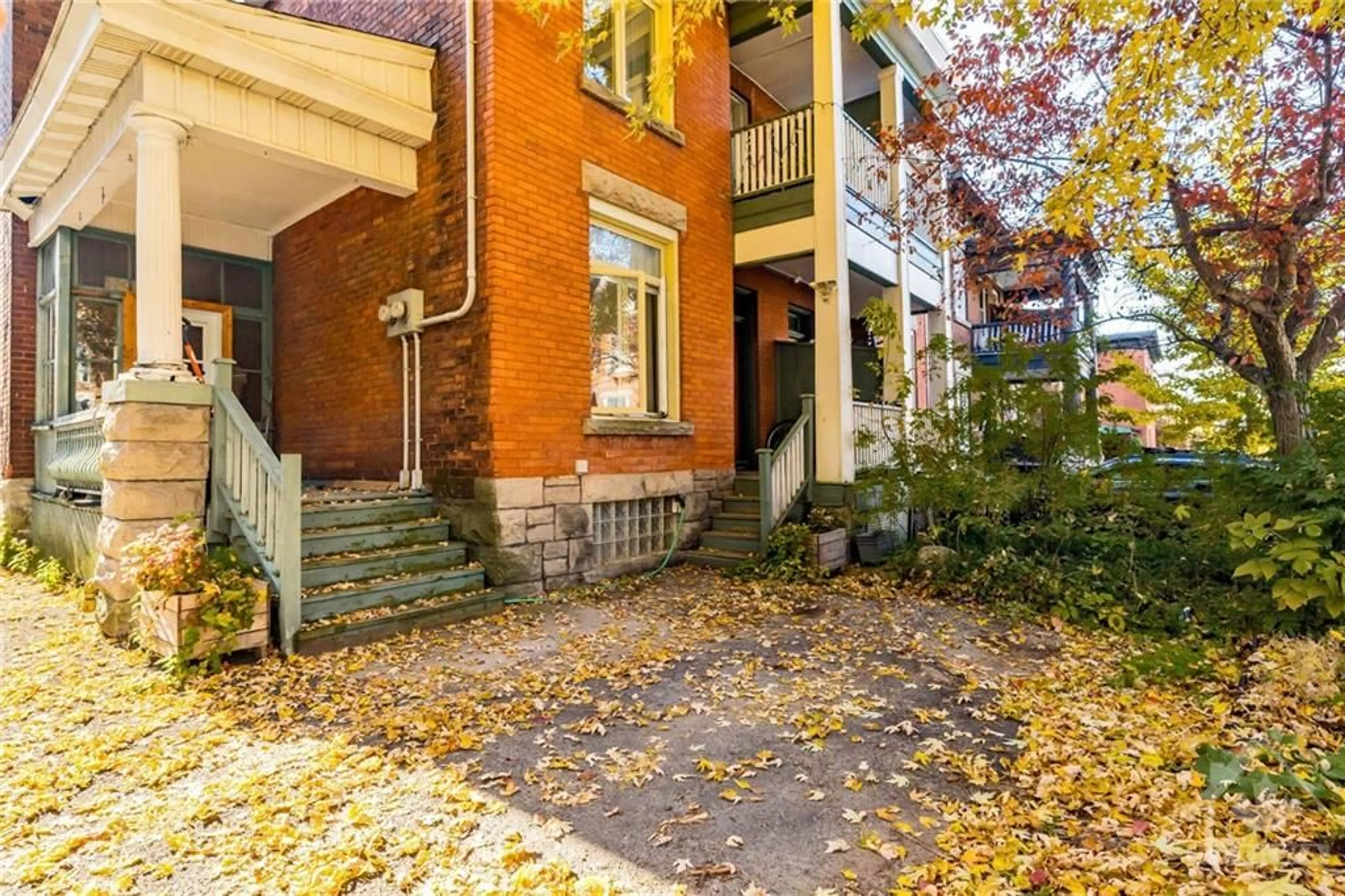 A pic from exterior of the house or condo, the street view for 90 SPRUCE St, Ottawa Ontario K1R 6N9