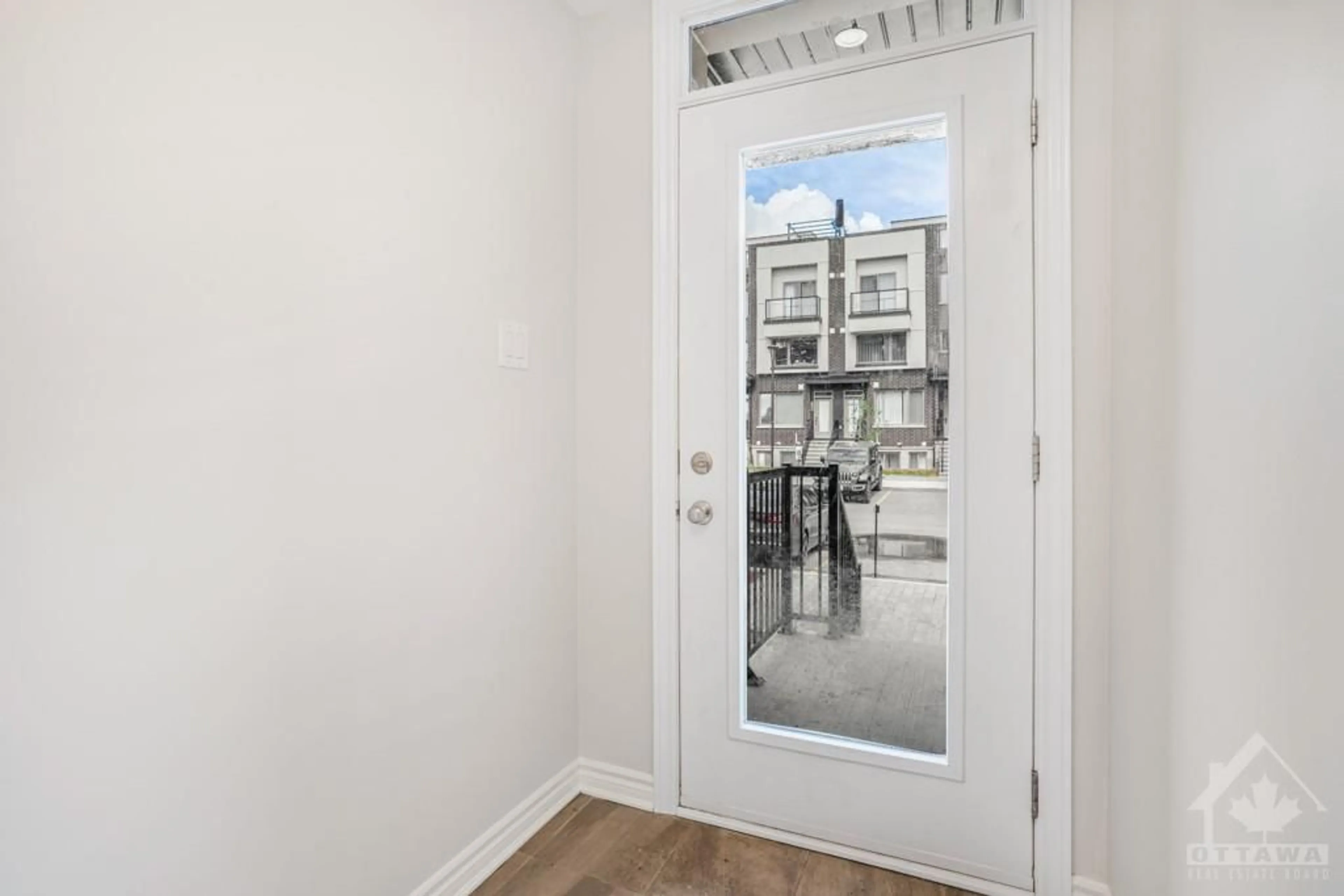 Indoor entryway, wood floors for 621 MAKWA Pvt, Ottawa Ontario K1K 5A4