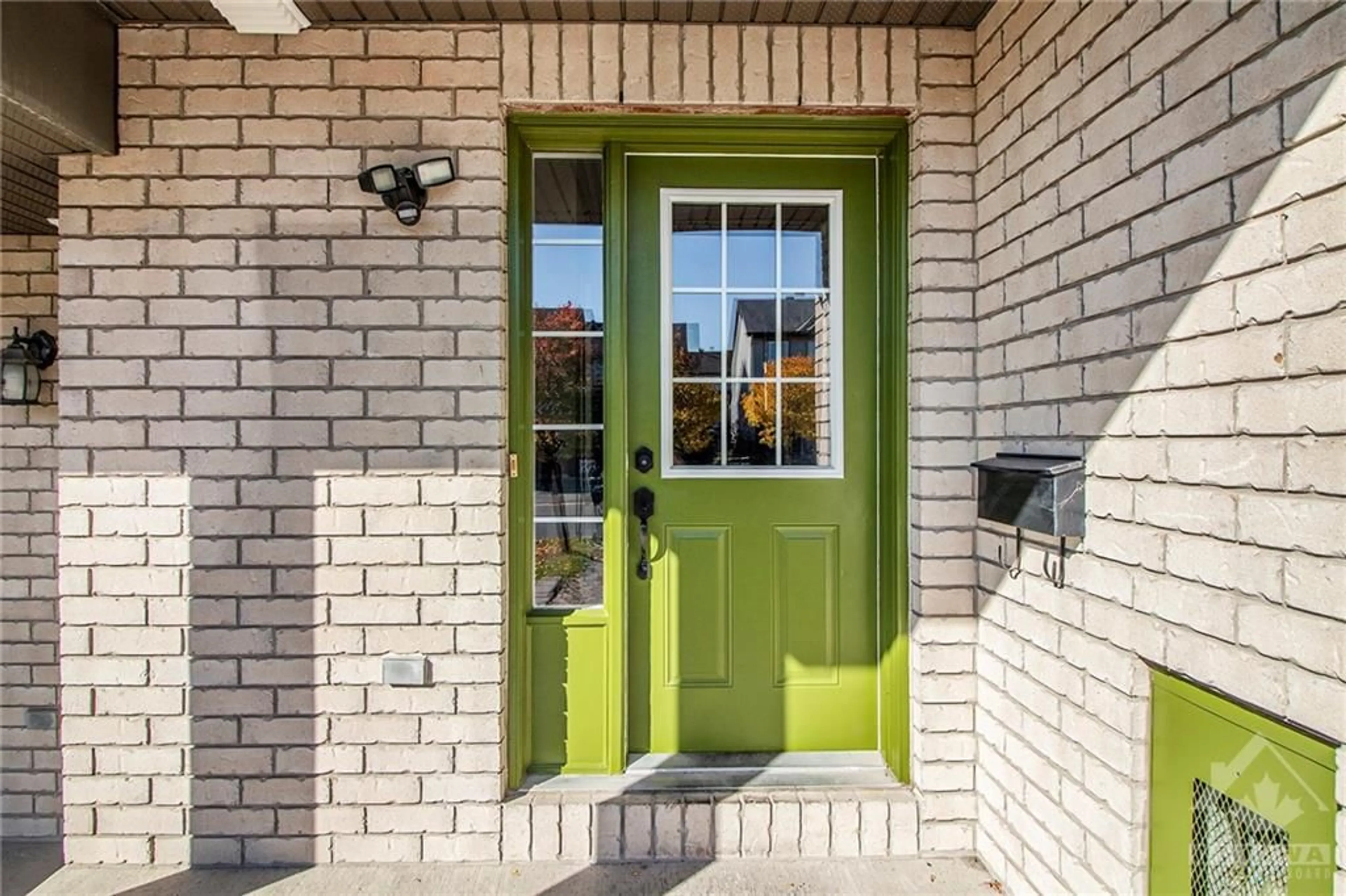 Indoor entryway for 275 ROLLING MEADOW Cres, Ottawa Ontario K1W 0A8