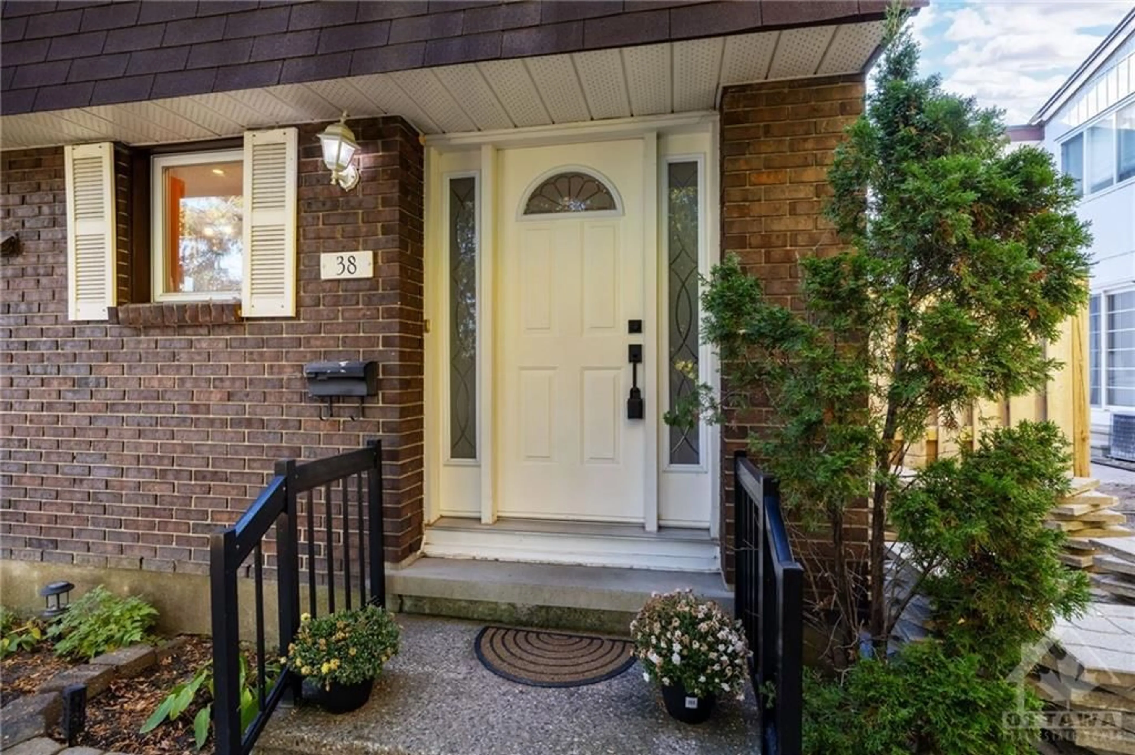 Indoor entryway, wood floors for 2210 LOYOLA Ave #38, Ottawa Ontario K1J 8H5