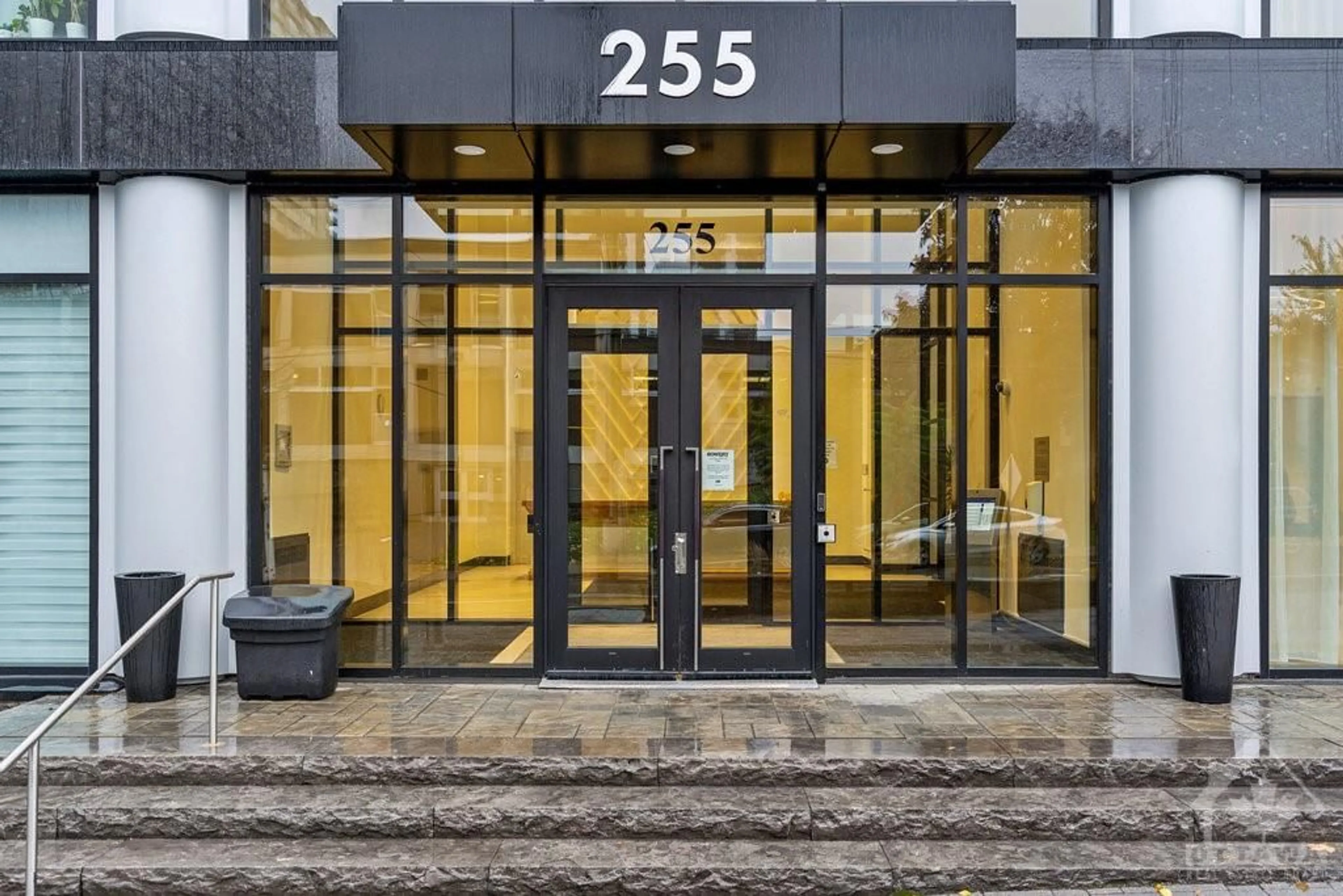 Indoor foyer for 255 BAY St #813, Ottawa Ontario K1R 0C5