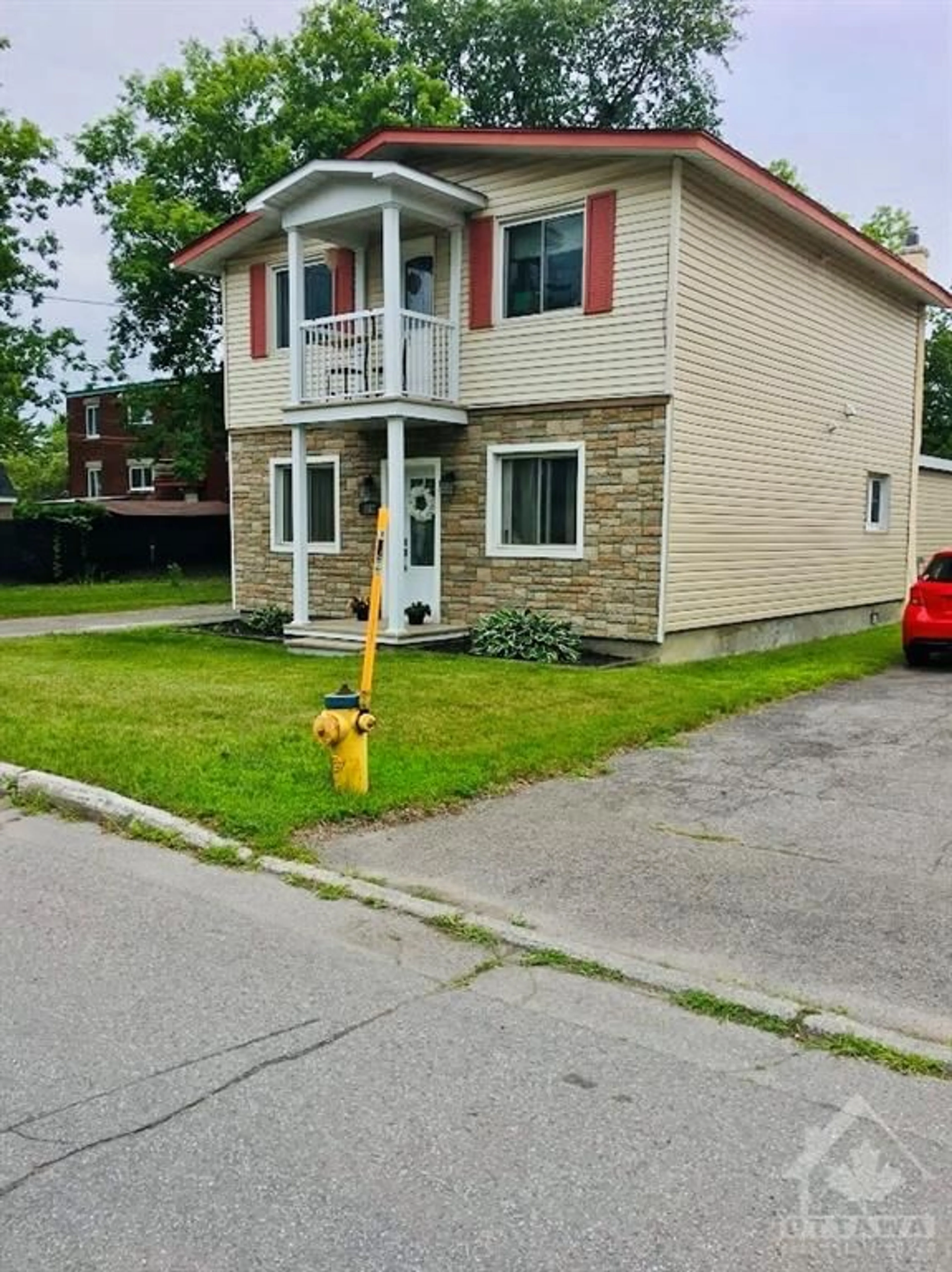 A pic from exterior of the house or condo, the street view for 682 DE L'EGLISE St, Ottawa Ontario K1K 3K3