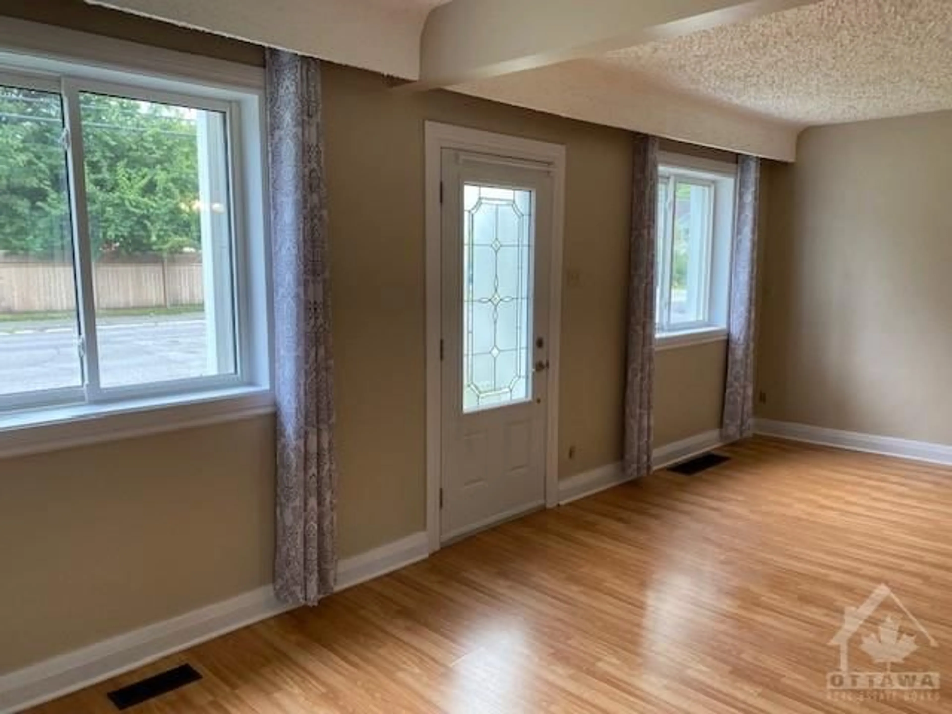 A pic of a room, wood floors for 682 DE L'EGLISE St, Ottawa Ontario K1K 3K3