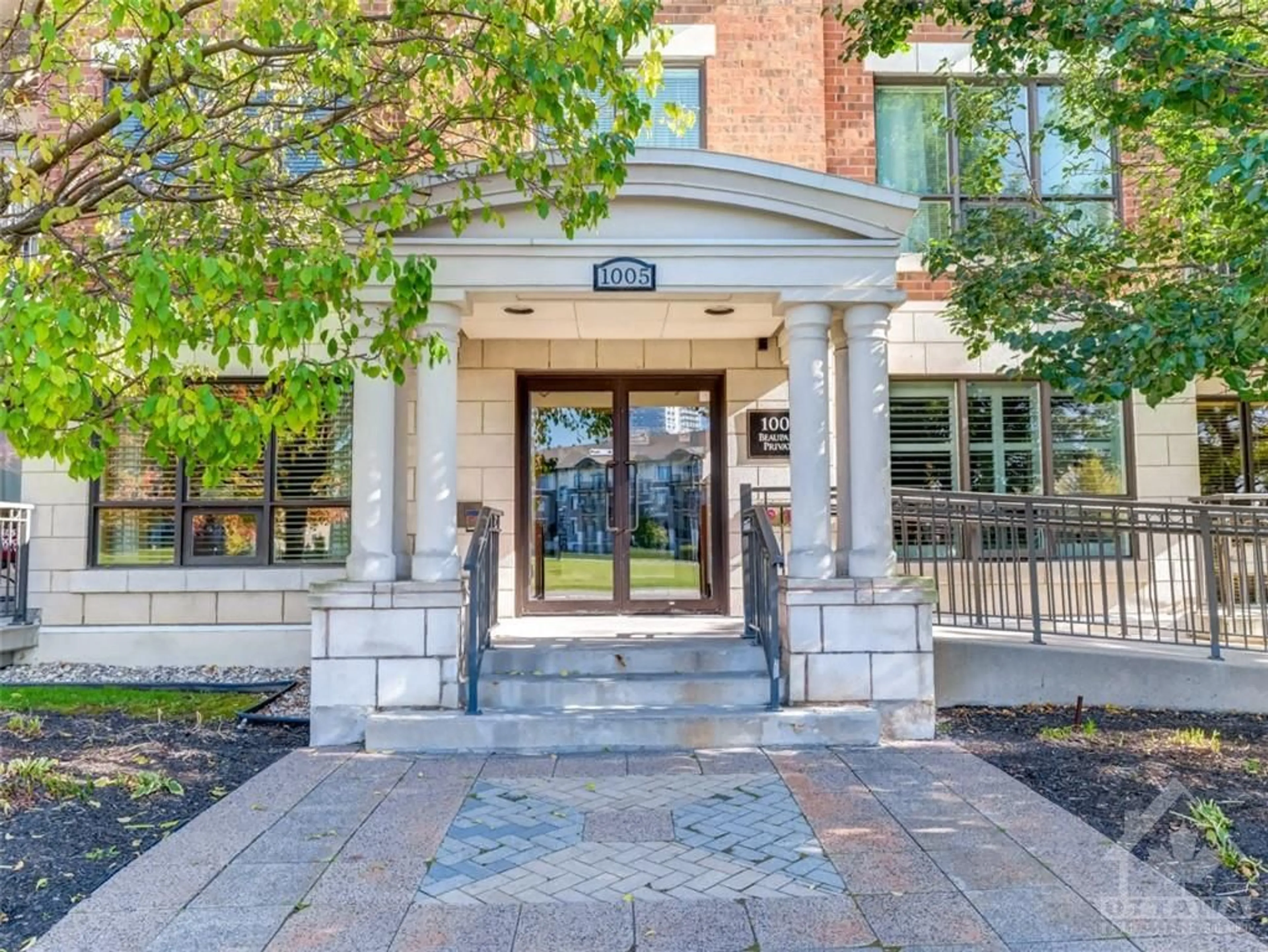 Indoor foyer, ceramic floors for 1005 BEAUPARC Pvt #507, Ottawa Ontario K1J 0A1